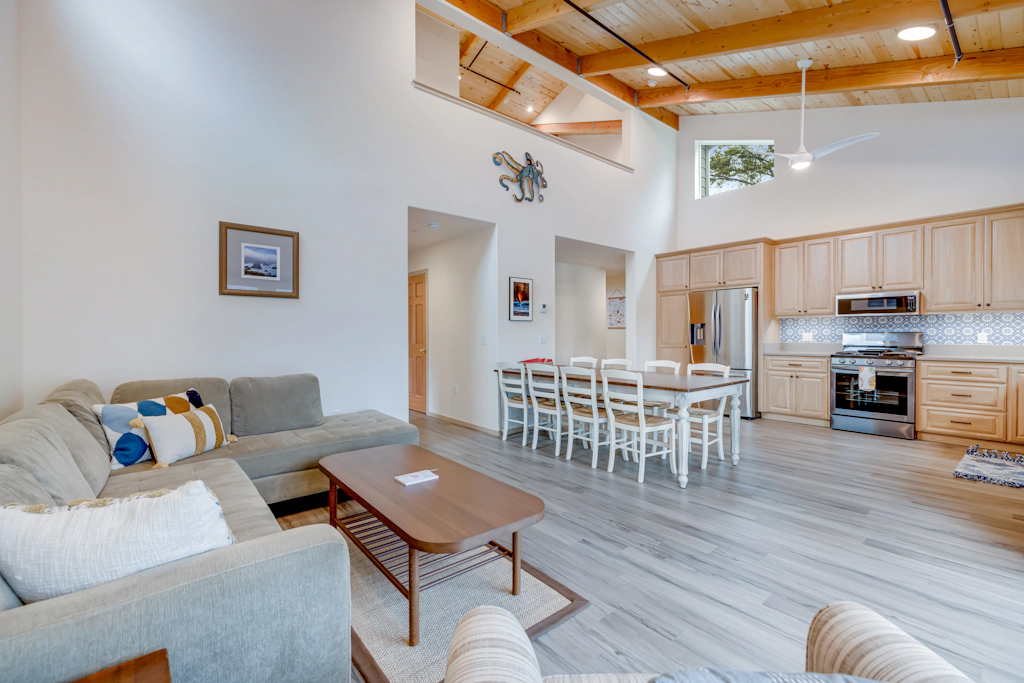 New Home- Minutes from Beach, Foosball, & Yard