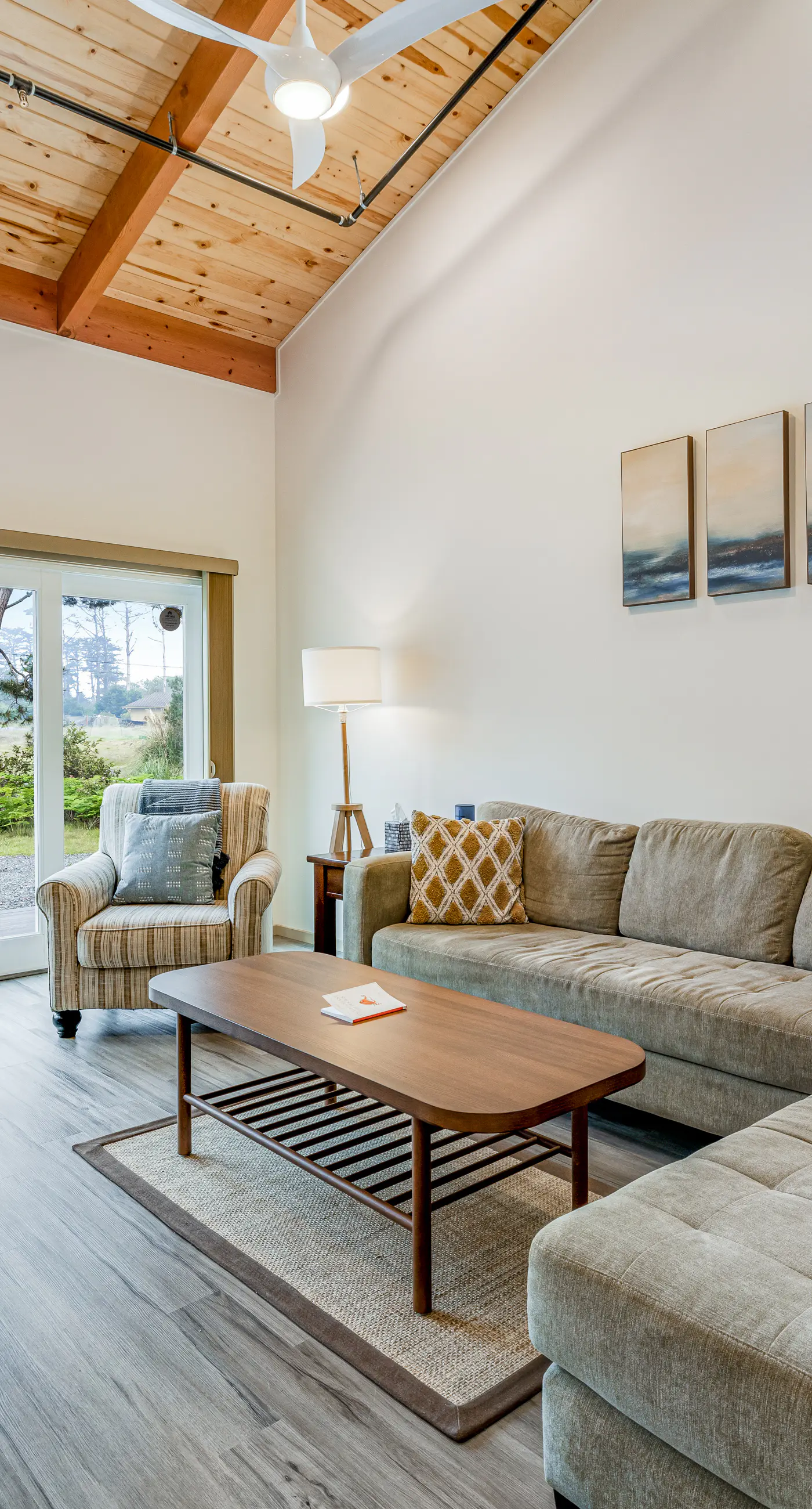 New Home- Minutes from Beach, Foosball, & Yard