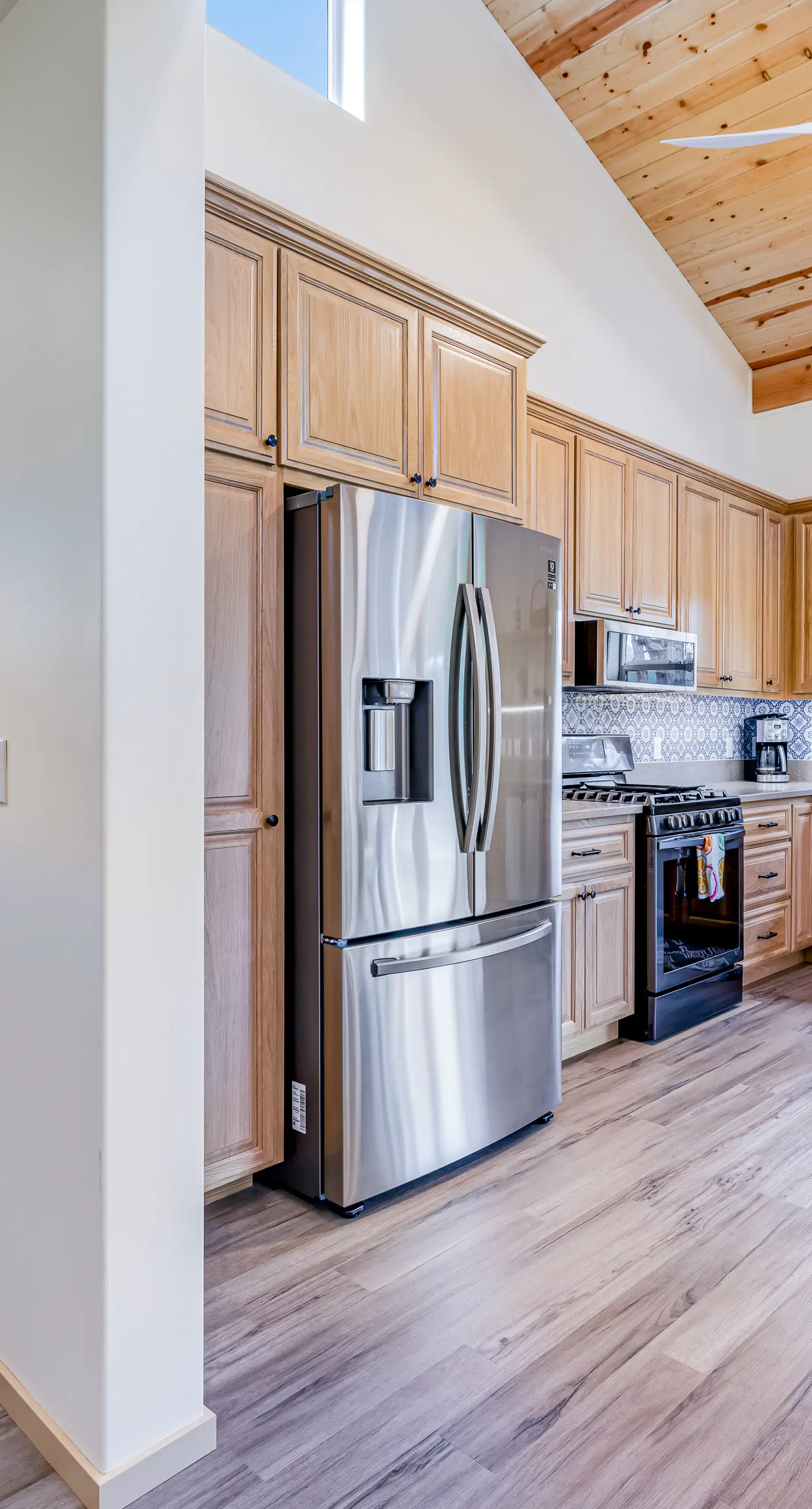 New Home- Minutes from Beach, Foosball, & Yard