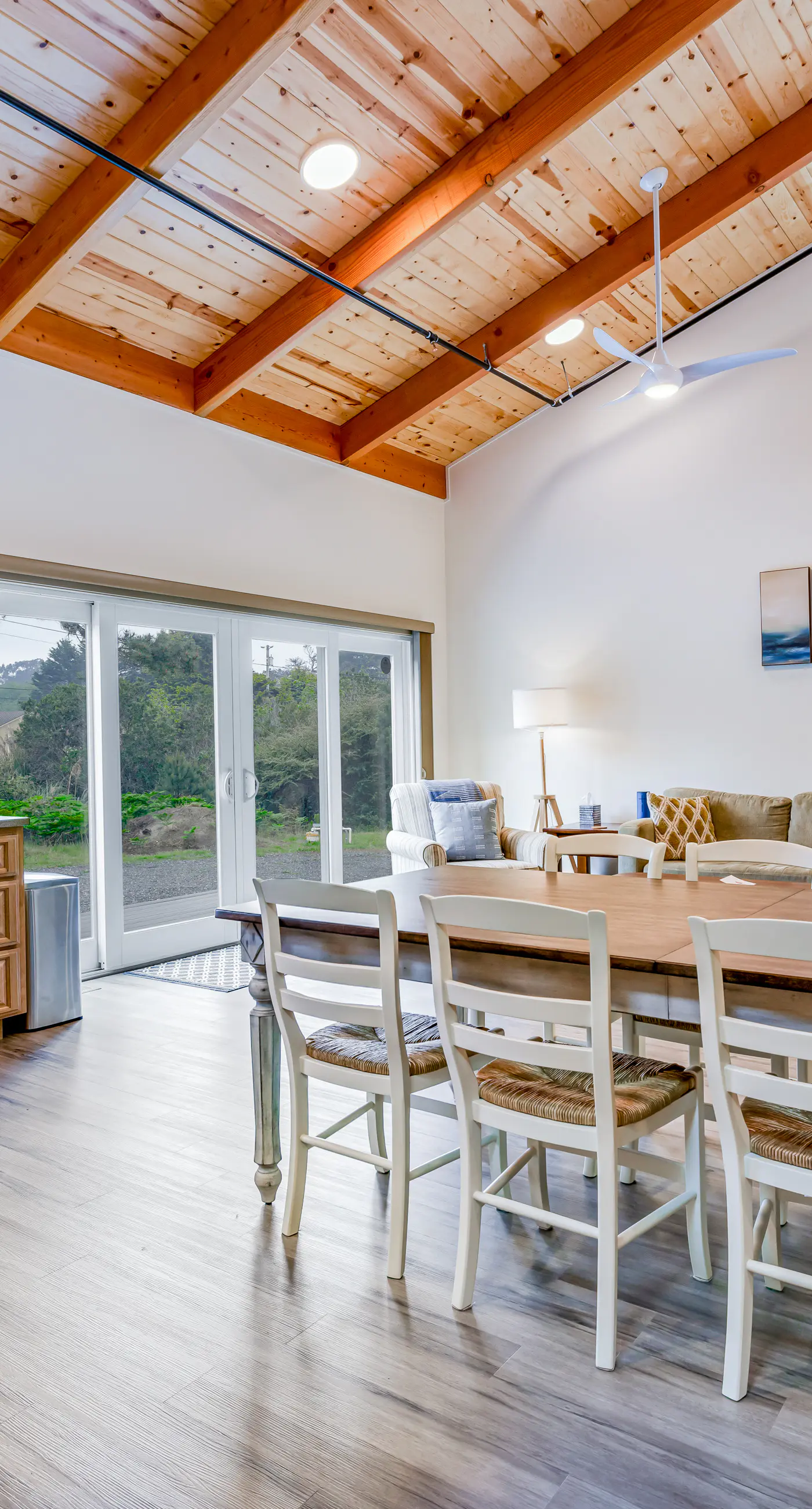 New Home- Minutes from Beach, Foosball, & Yard