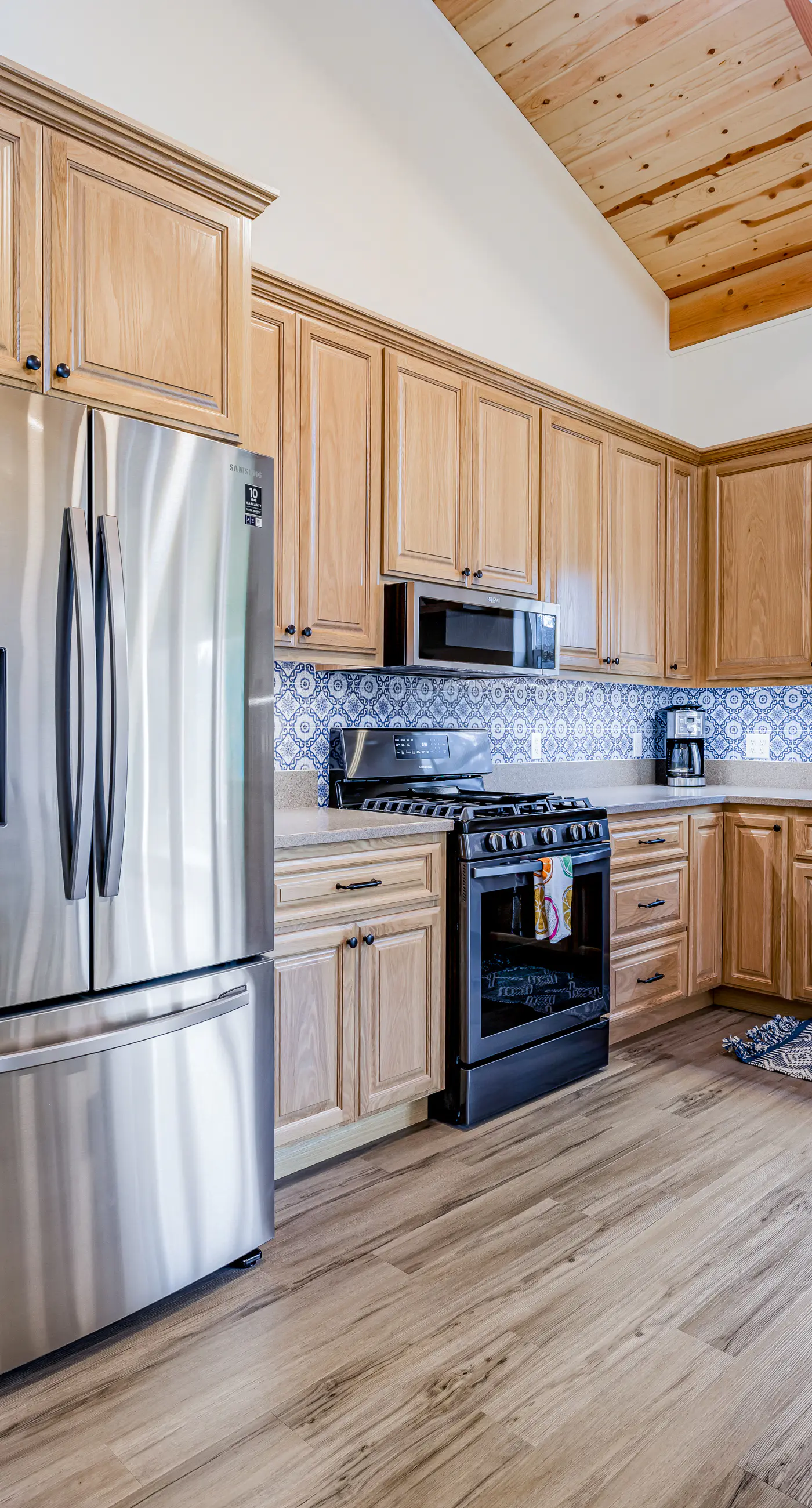 New Home- Minutes from Beach, Foosball, & Yard