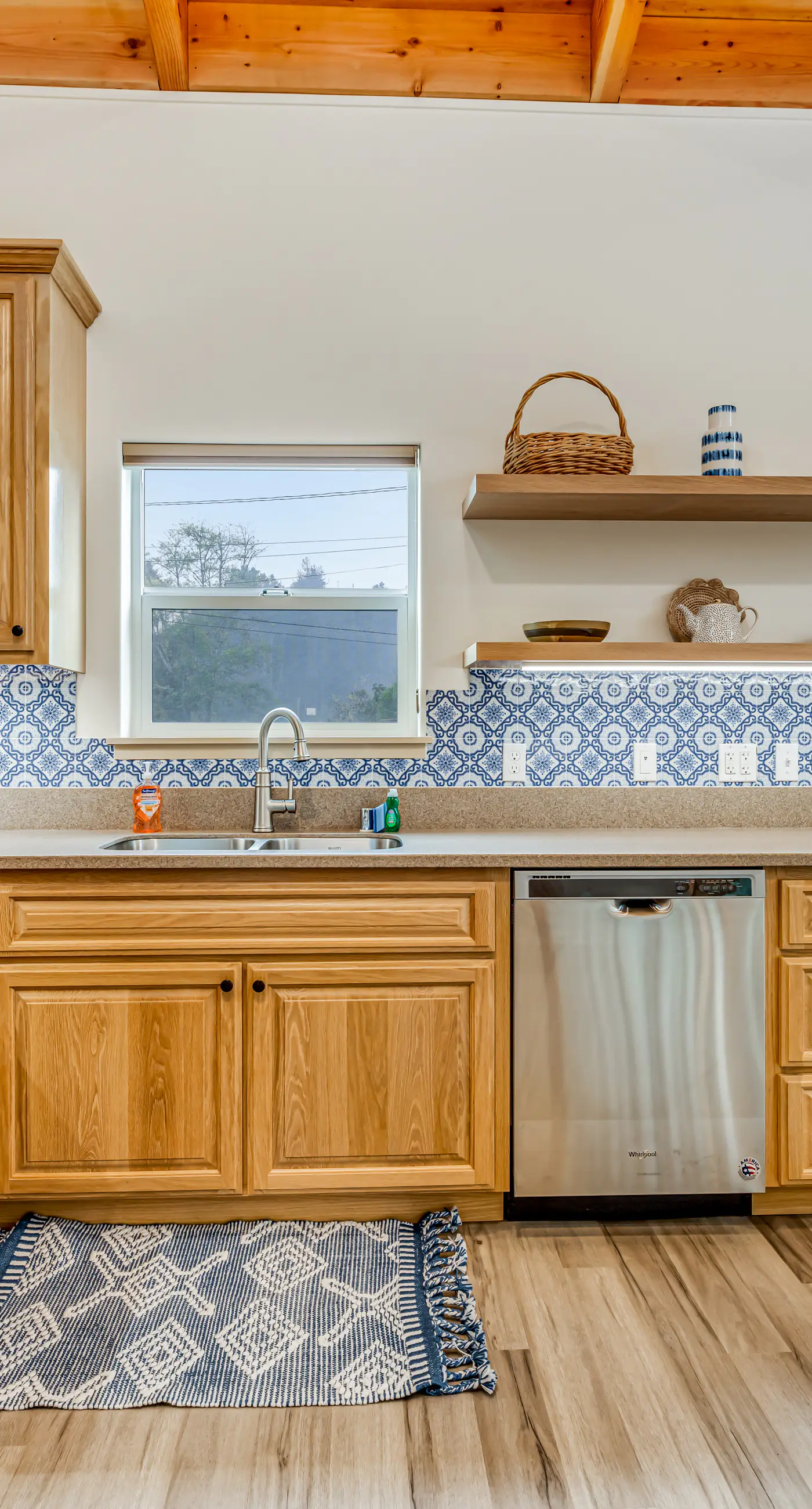 New Home- Minutes from Beach, Foosball, & Yard