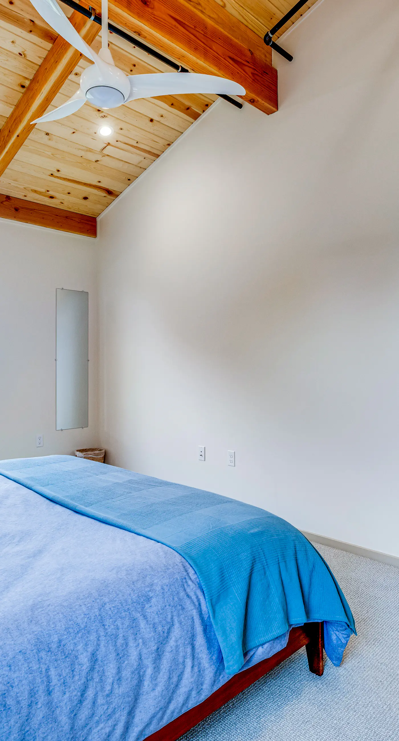 New Home- Minutes from Beach, Foosball, & Yard