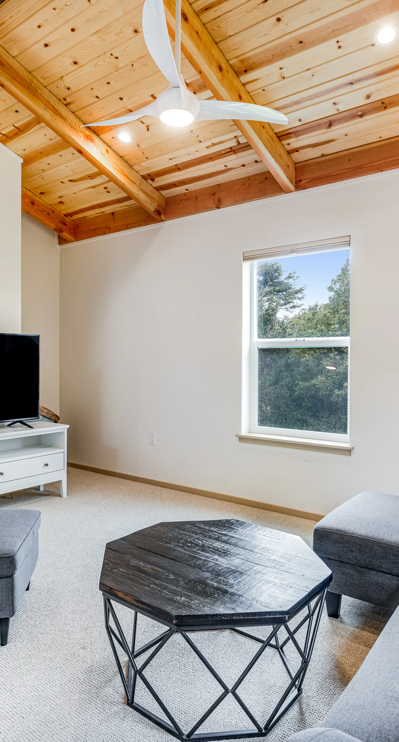 New Home- Minutes from Beach, Foosball, & Yard