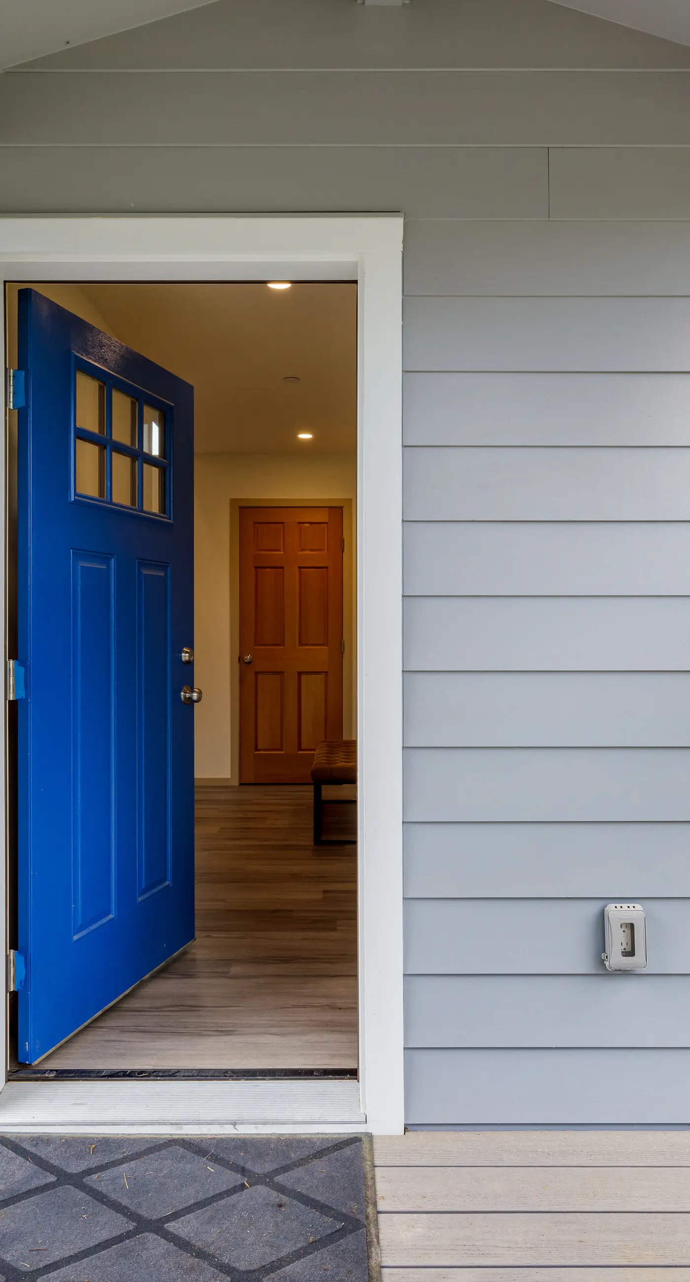 New Home- Minutes from Beach, Foosball, & Yard