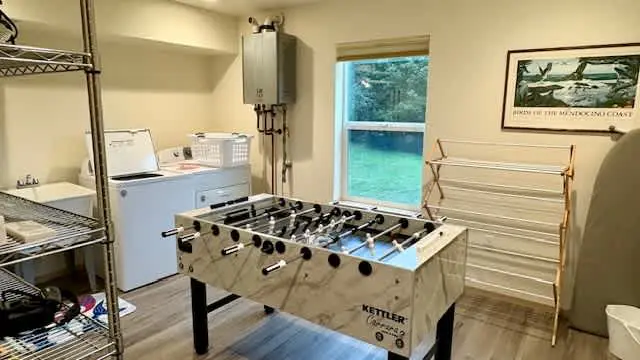 New Home- Minutes from Beach, Foosball, & Yard