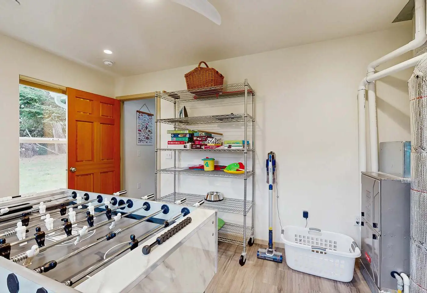 New Home- Minutes from Beach, Foosball, & Yard