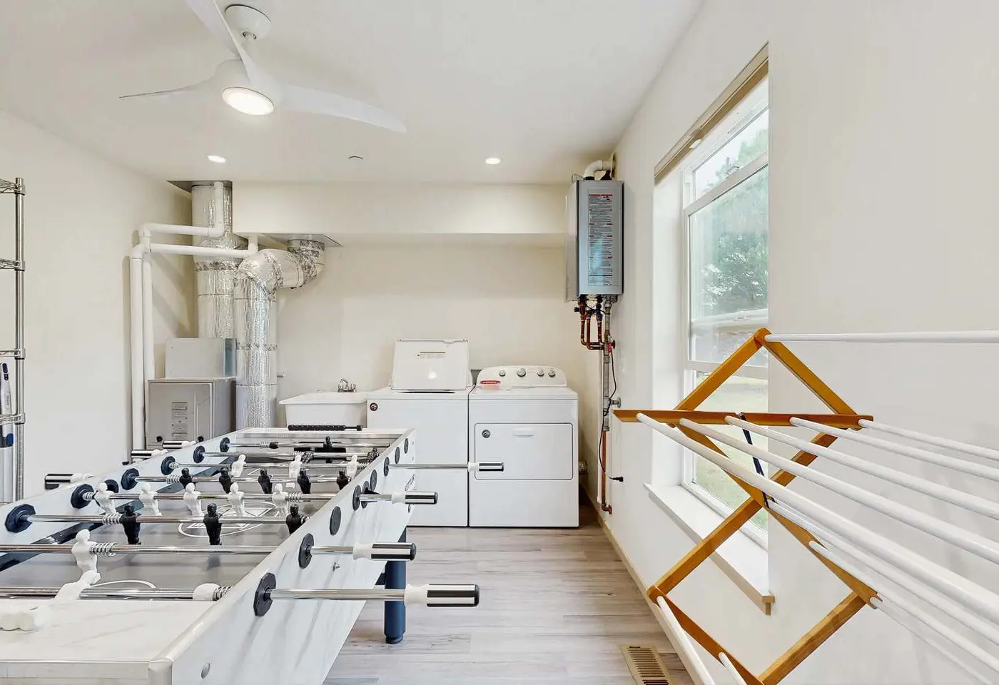New Home- Minutes from Beach, Foosball, & Yard
