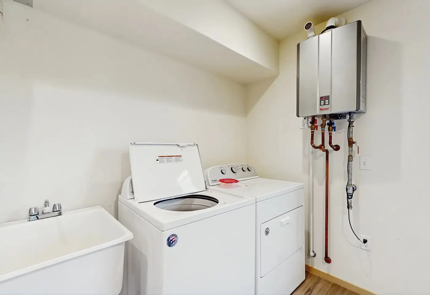 New Home- Minutes from Beach, Foosball, & Yard