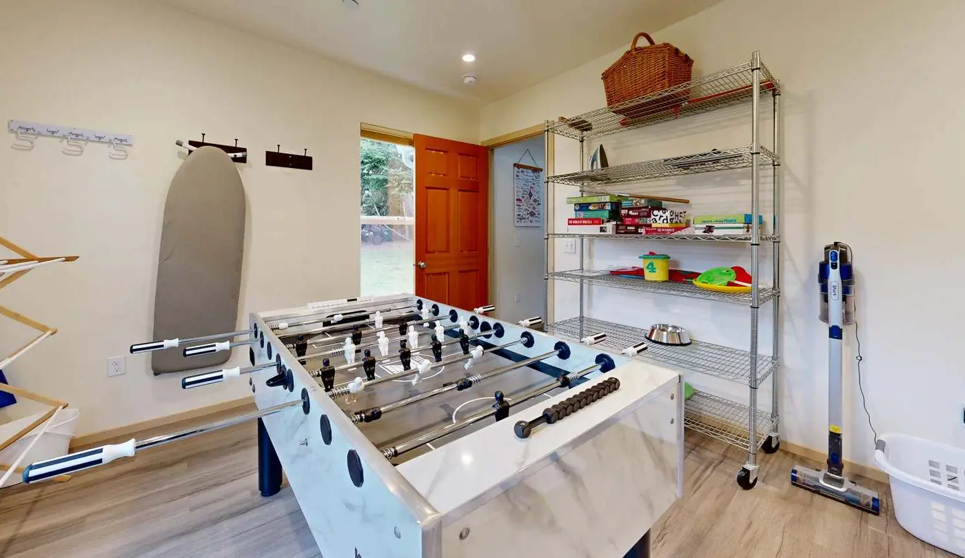 New Home- Minutes from Beach, Foosball, & Yard