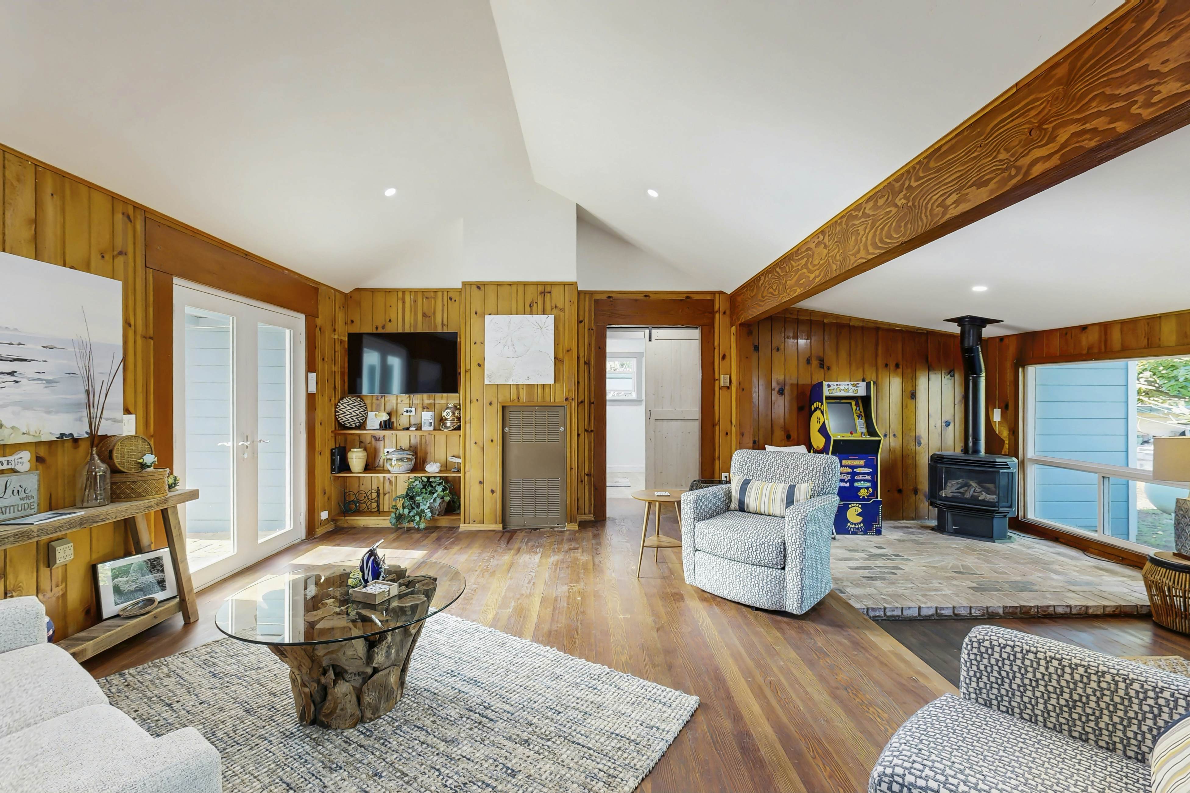 Coastal Cottage: Hot Tub, Yard, Pets Welcome