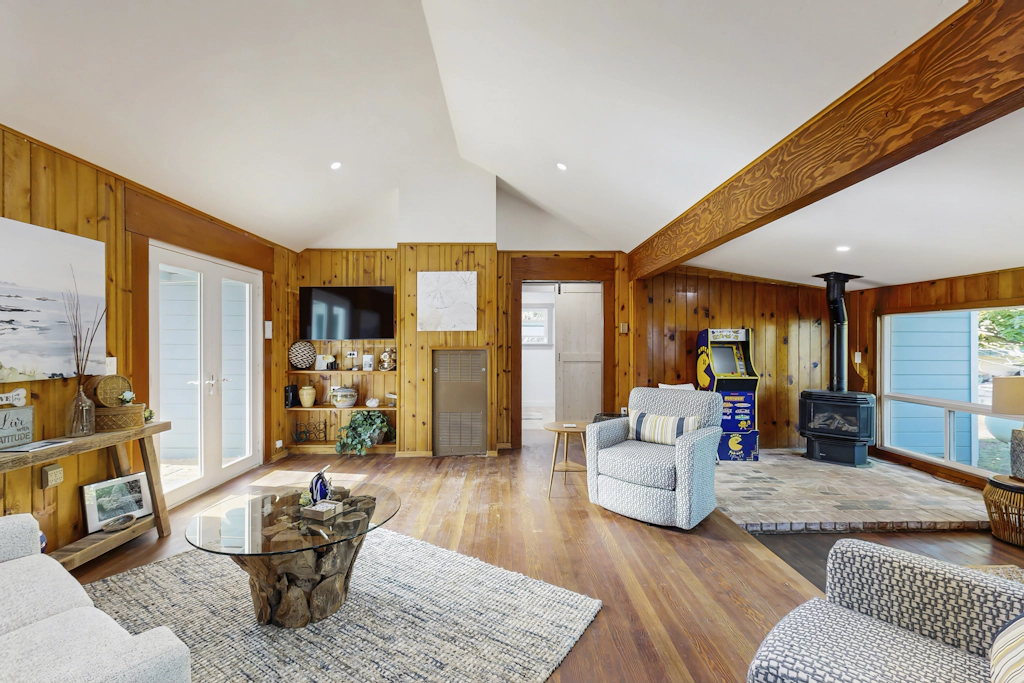 Coastal Cottage - Hot Tub, Yard, Pets Welcome