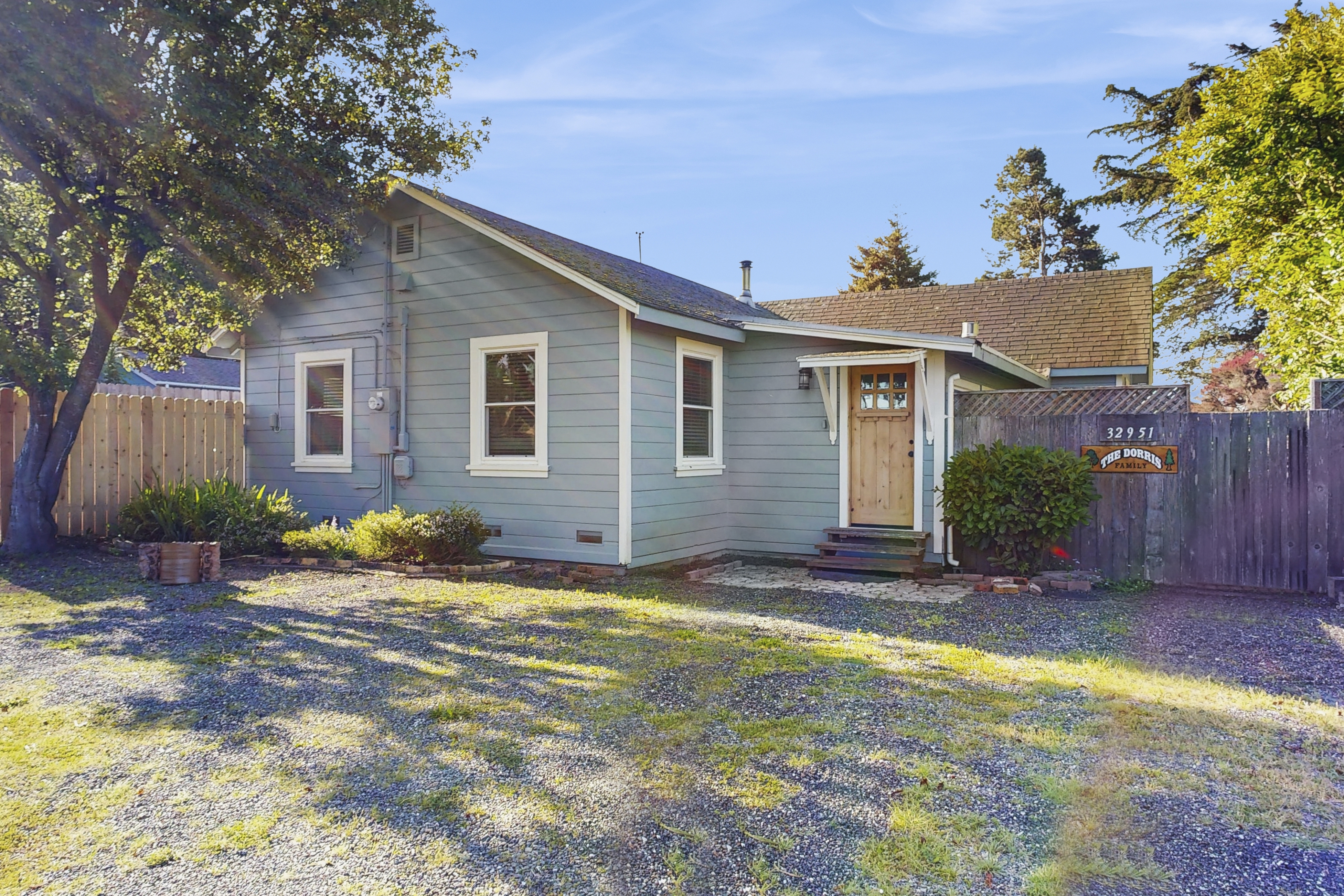 Coastal Cottage - Hot Tub, Yard, Pets Welcome