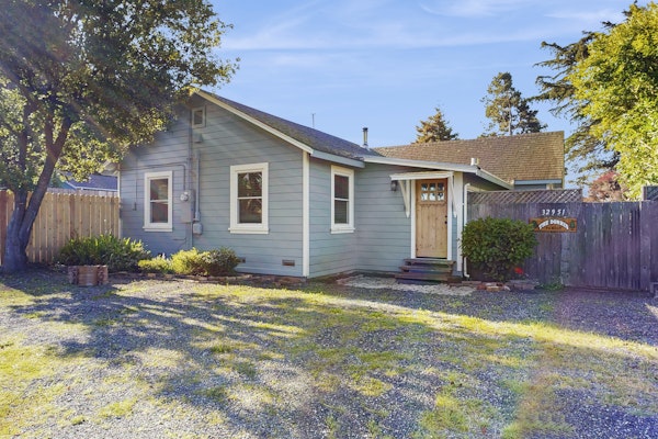 Coastal Cottage - Hot Tub, Yard, Pets Welcome