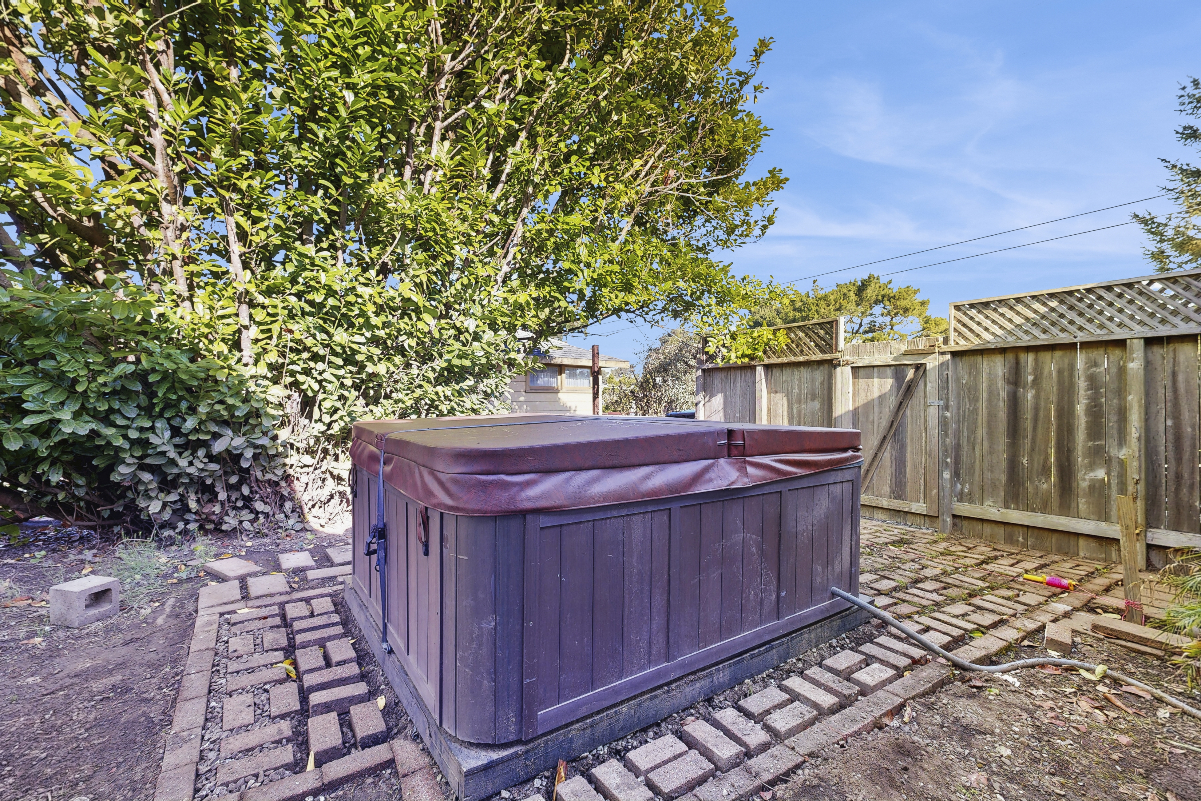 Coastal Cottage - Hot Tub, Yard, Pets Welcome