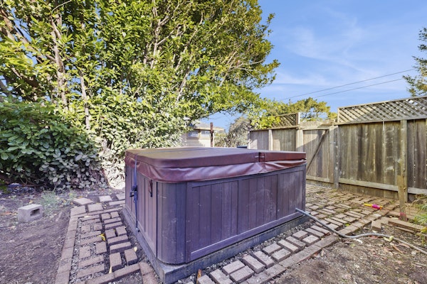 Coastal Cottage - Hot Tub, Yard, Pets Welcome