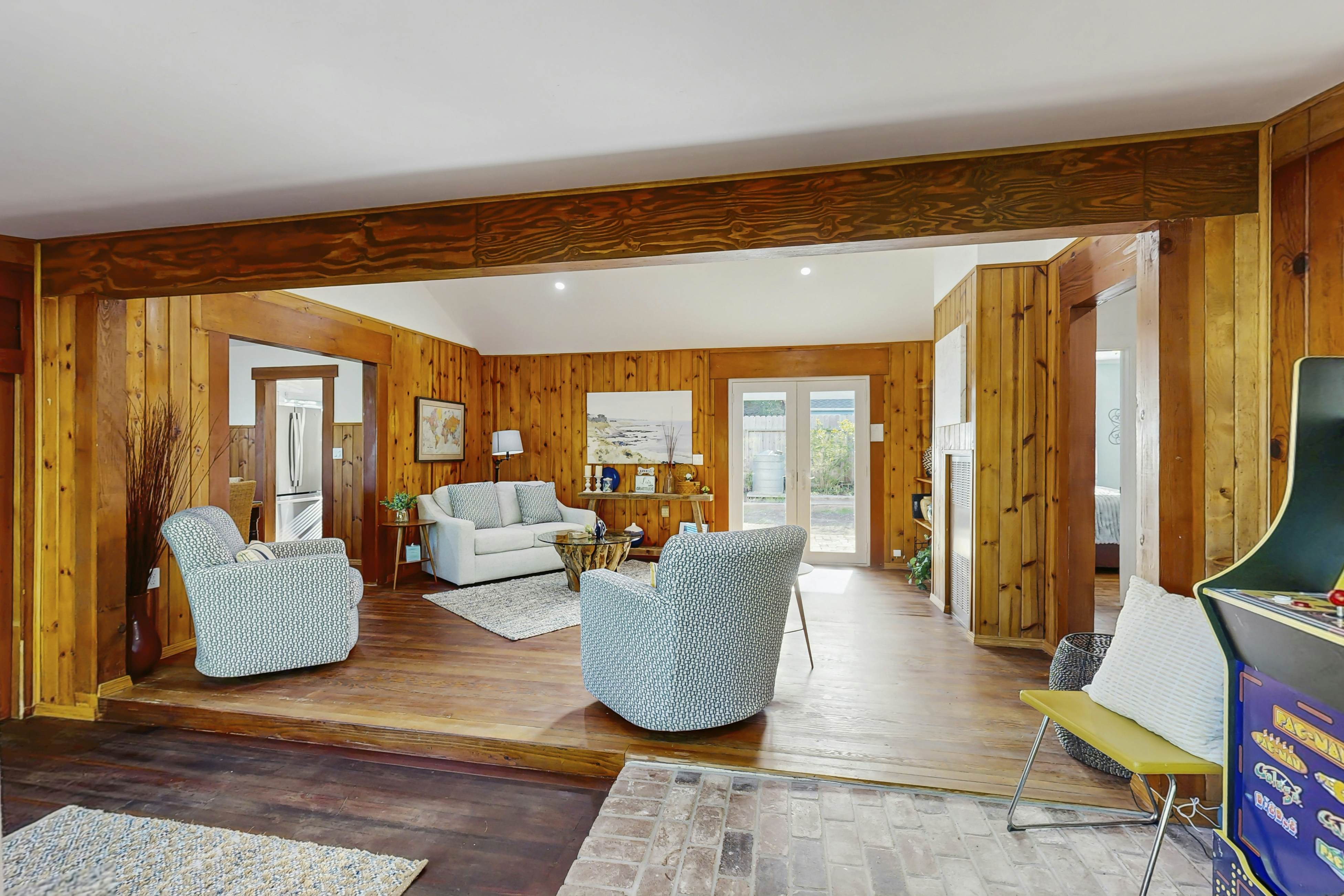 Coastal Cottage: Hot Tub, Yard, Pets Welcome