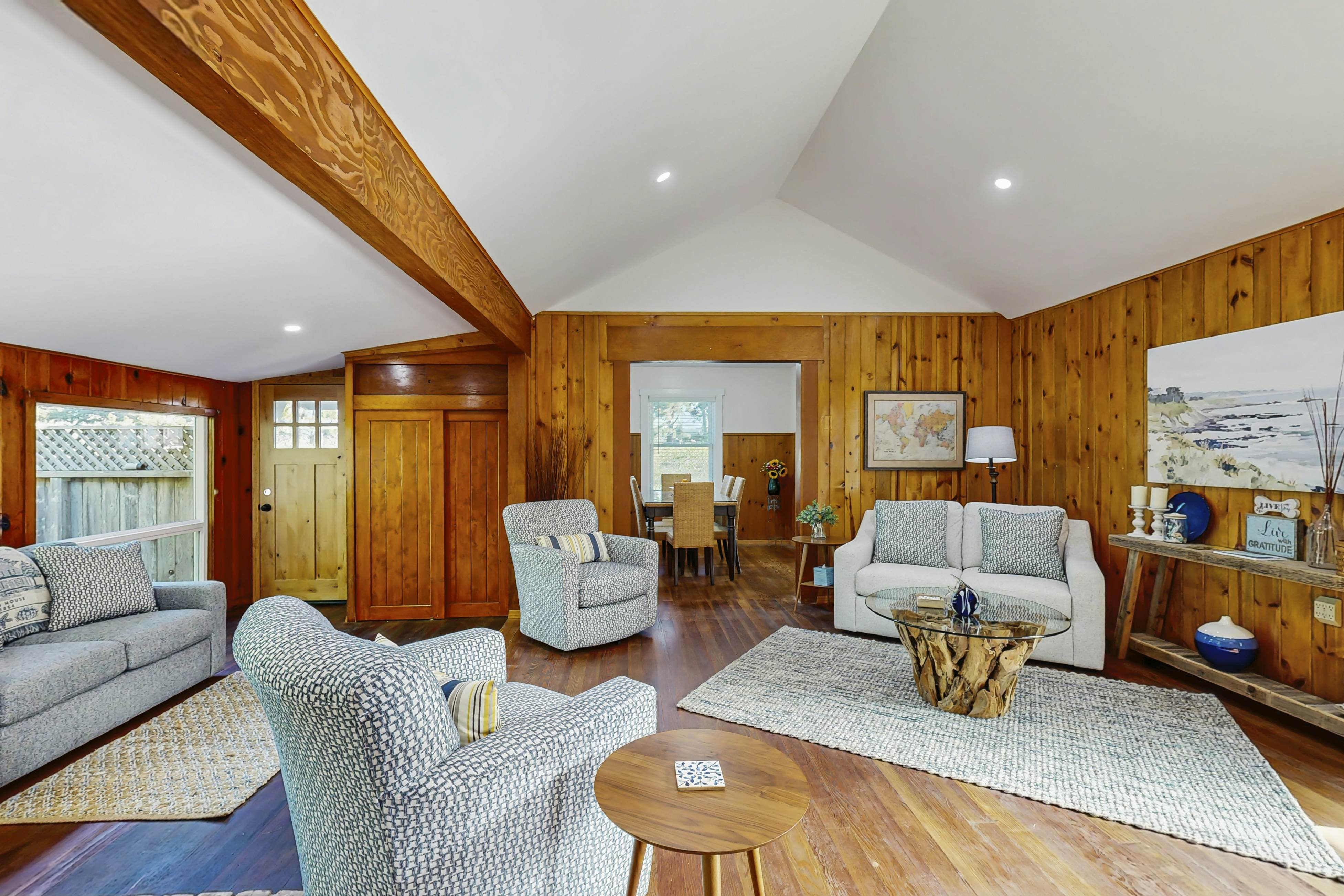 Coastal Cottage: Hot Tub, Yard, Pets Welcome