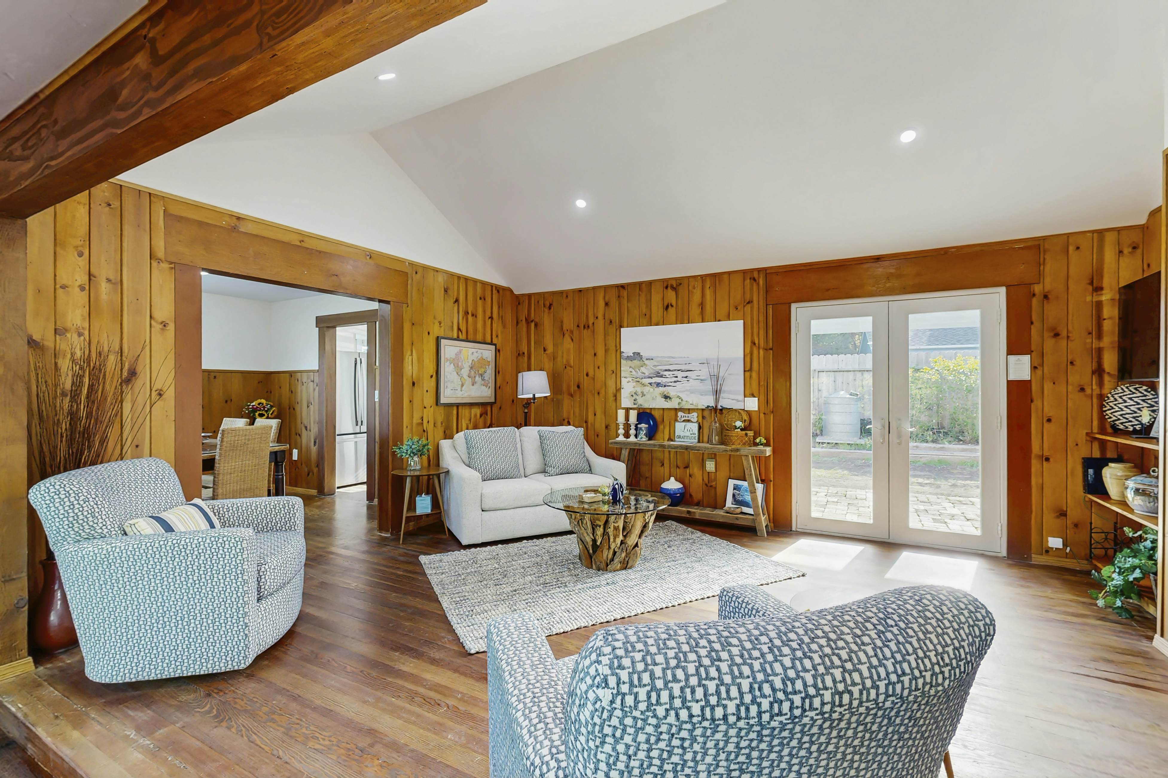 Coastal Cottage: Hot Tub, Yard, Pets Welcome