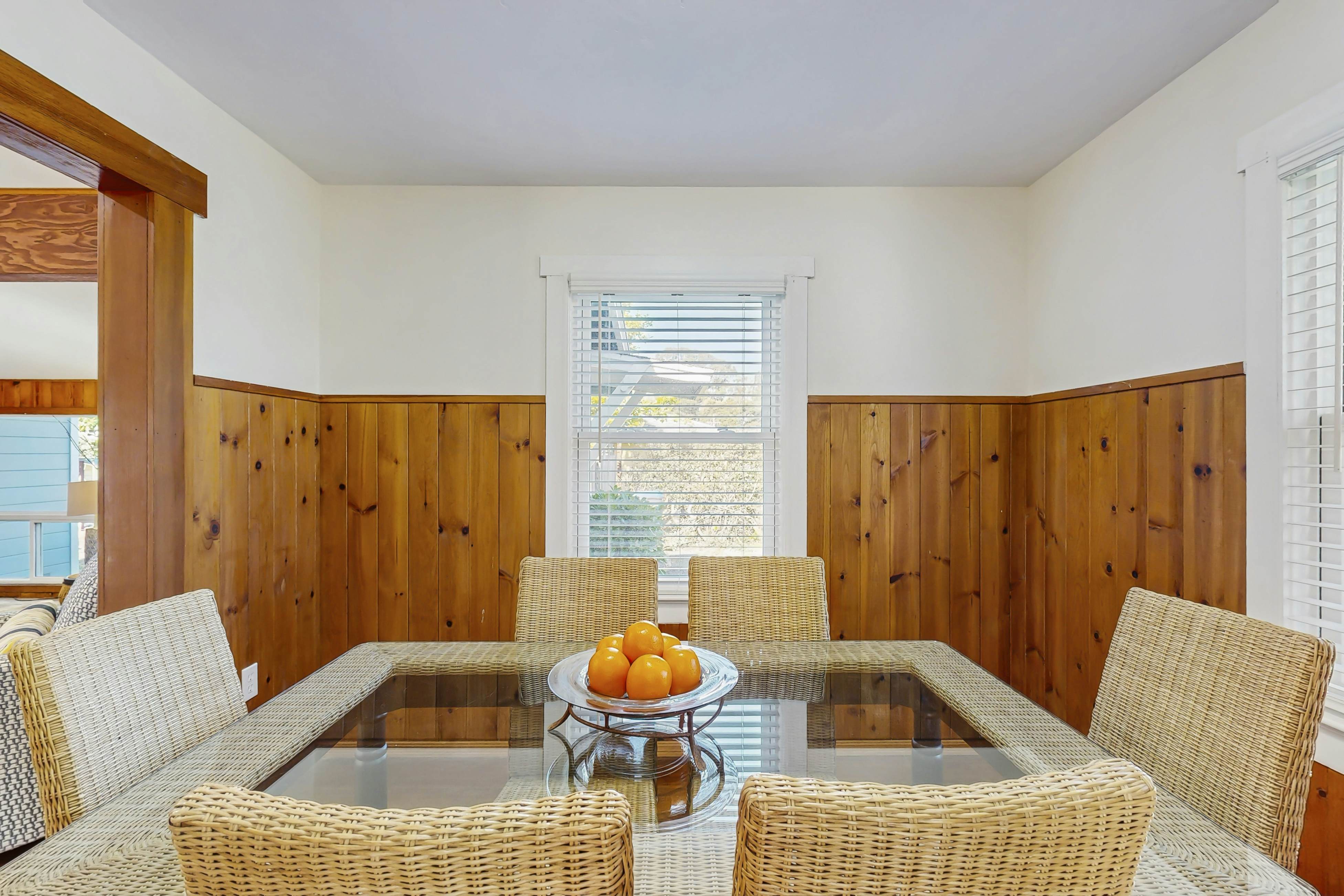 Coastal Cottage: Hot Tub, Yard, Pets Welcome