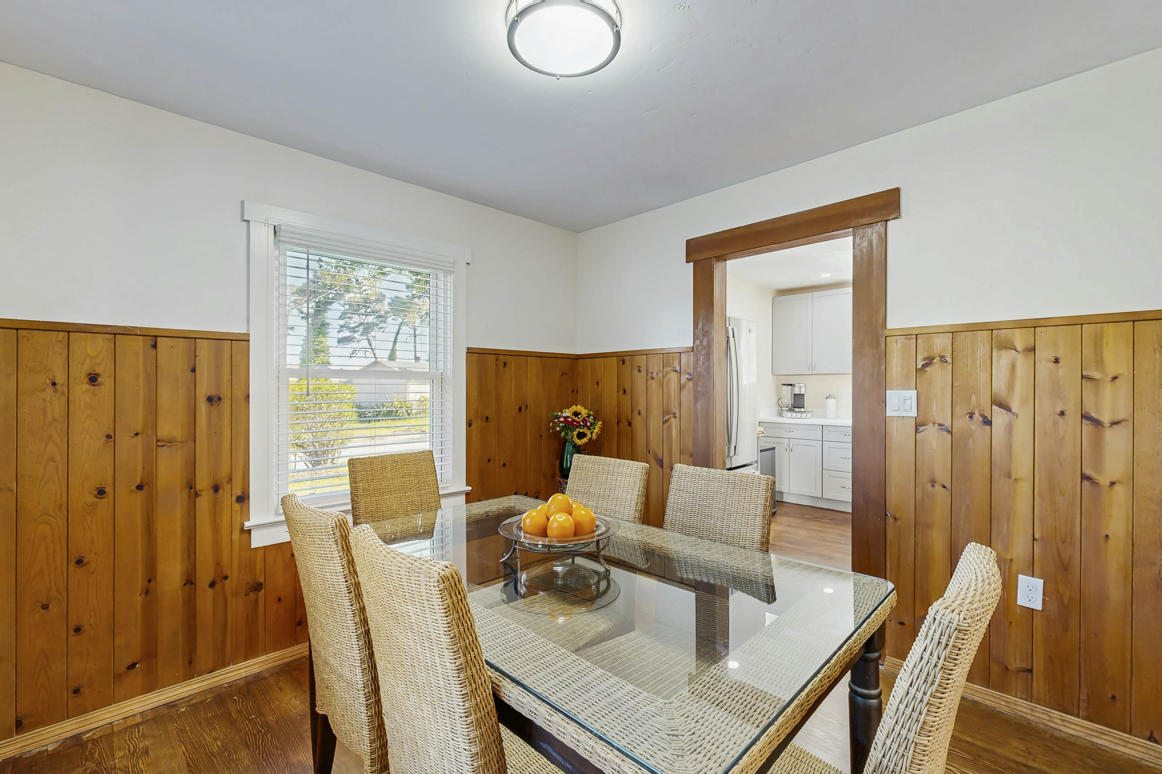 Coastal Cottage: Hot Tub, Yard, Pets Welcome