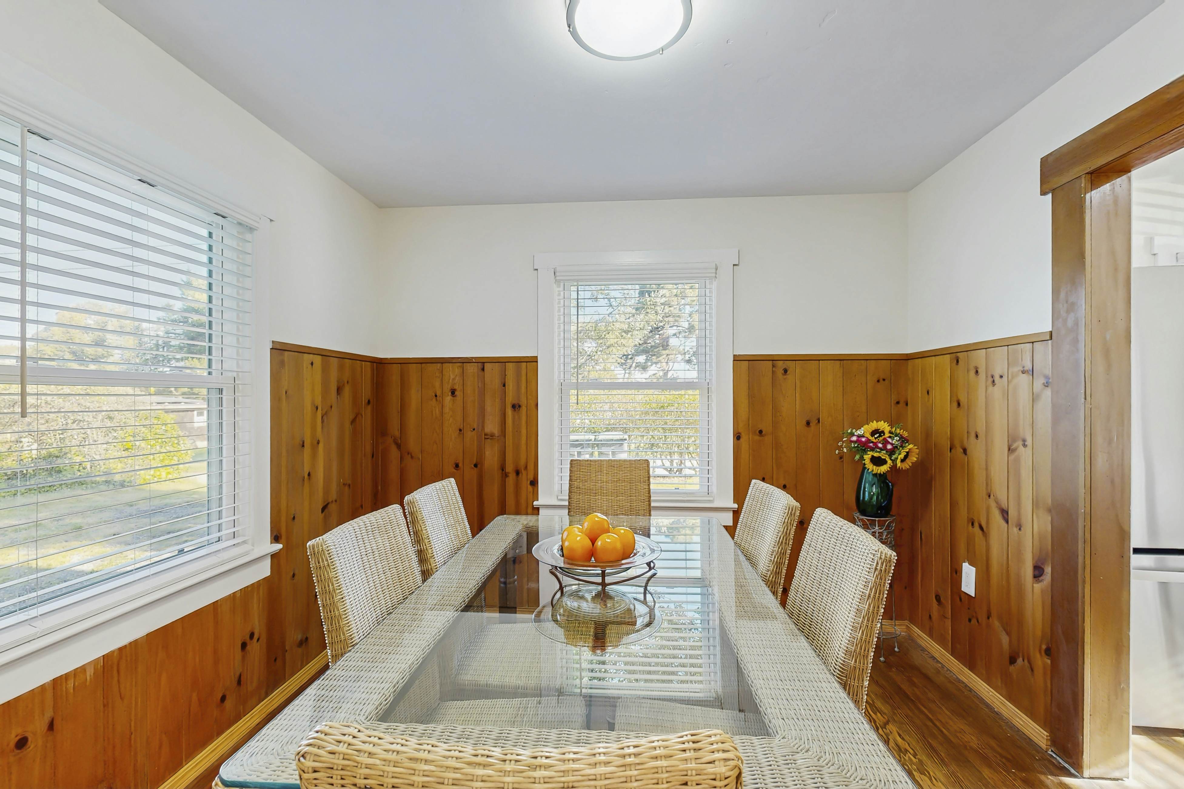 Coastal Cottage: Hot Tub, Yard, Pets Welcome