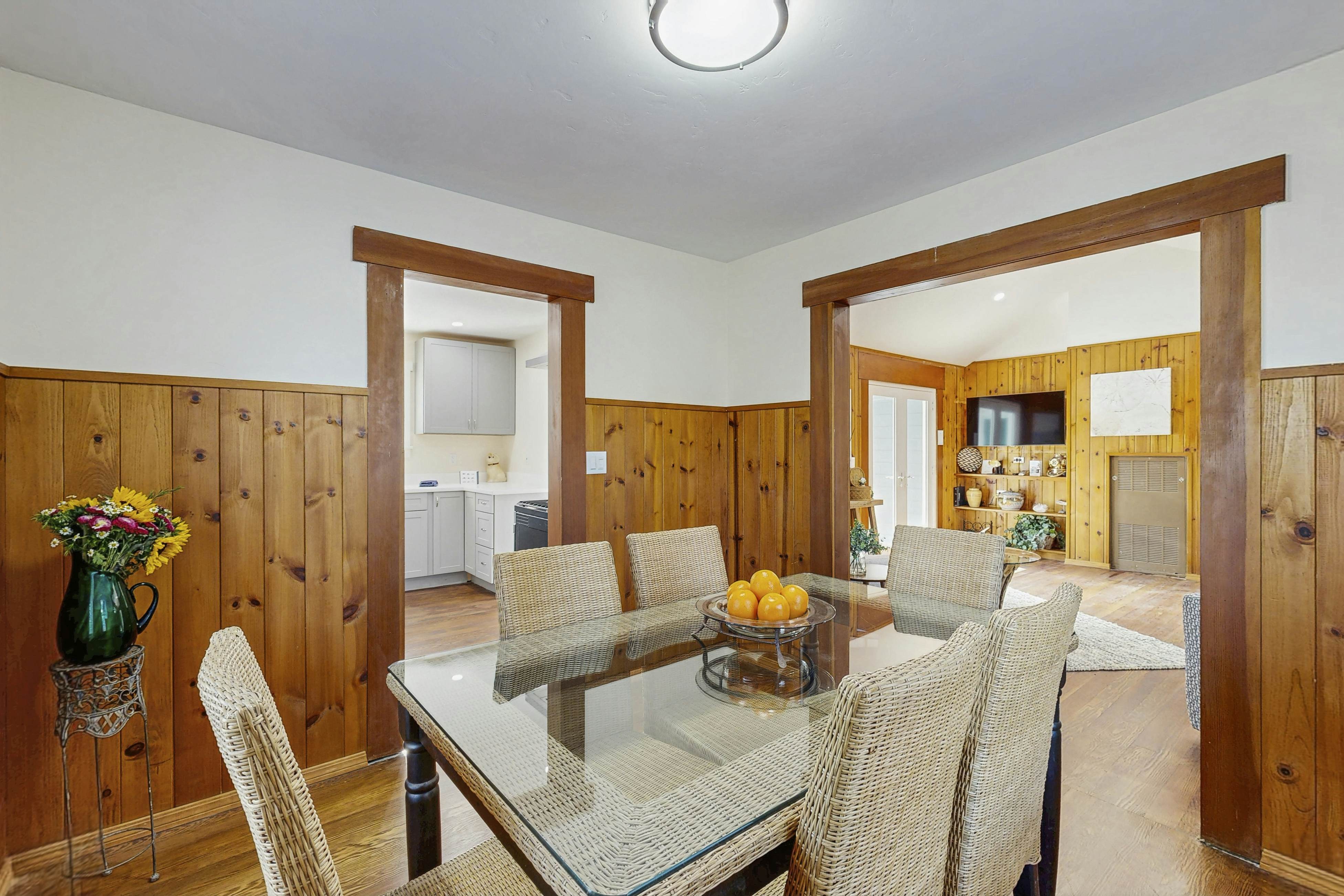 Coastal Cottage: Hot Tub, Yard, Pets Welcome