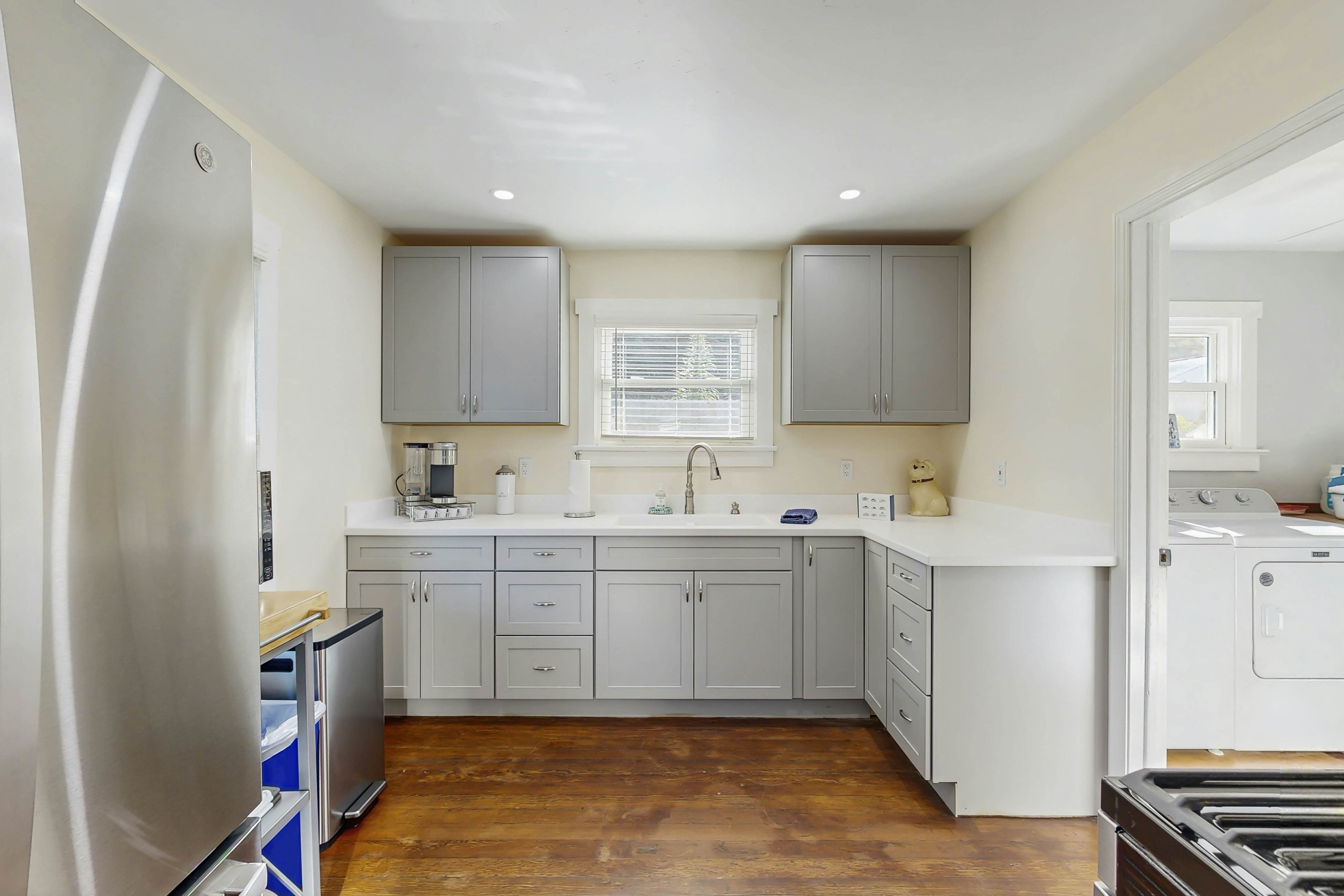 Coastal Cottage: Hot Tub, Yard, Pets Welcome