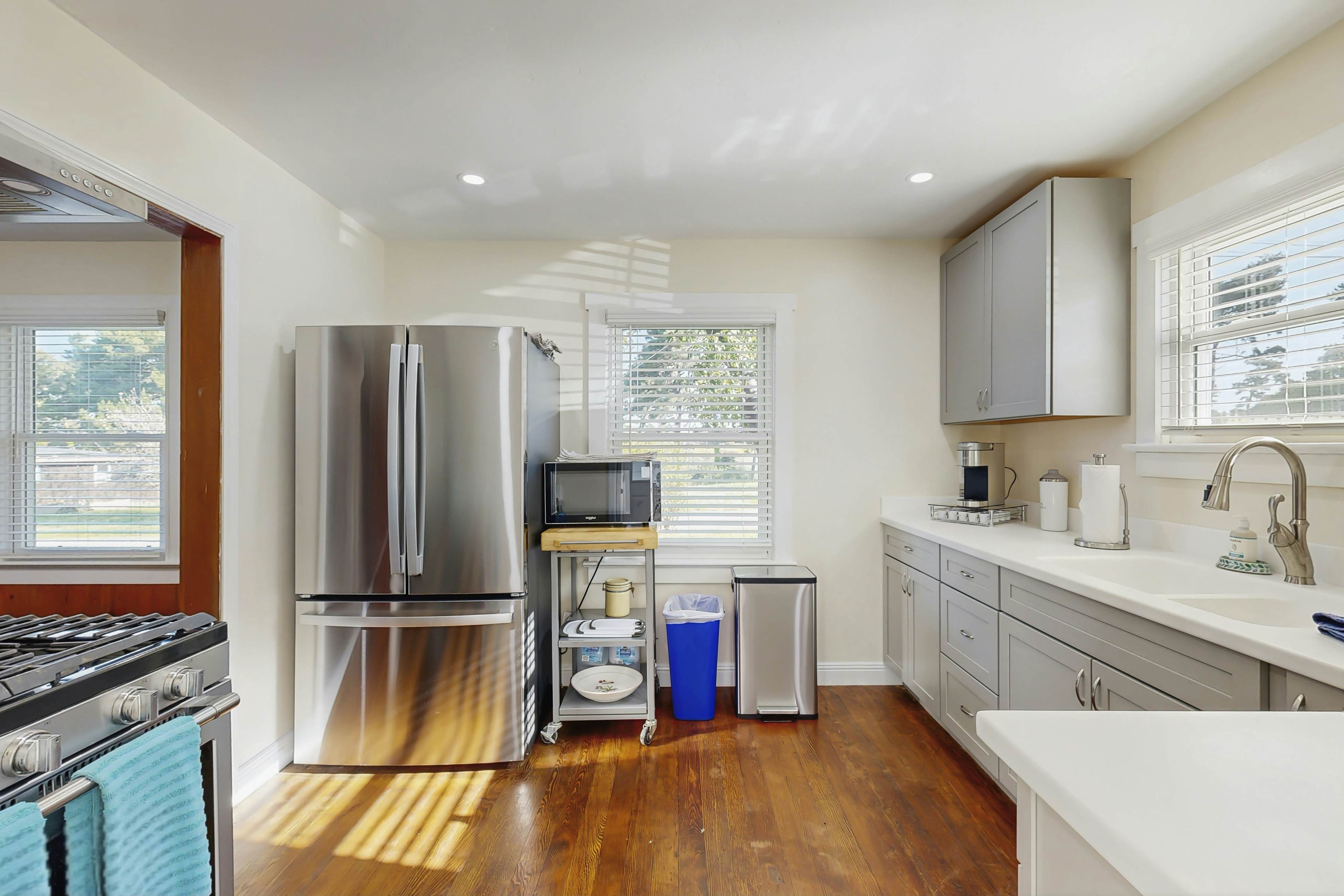 Coastal Cottage: Hot Tub, Yard, Pets Welcome