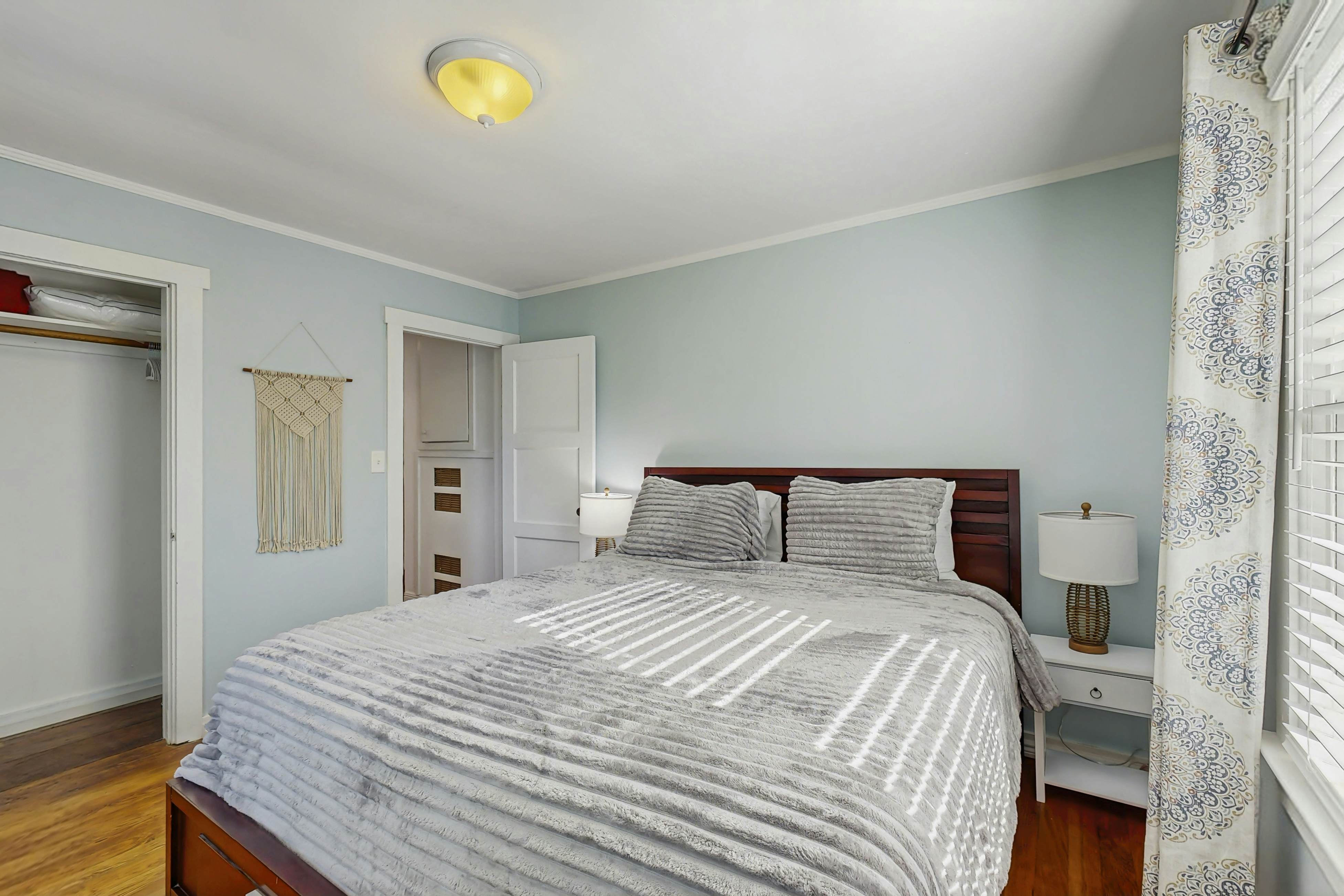 Coastal Cottage: Hot Tub, Yard, Pets Welcome