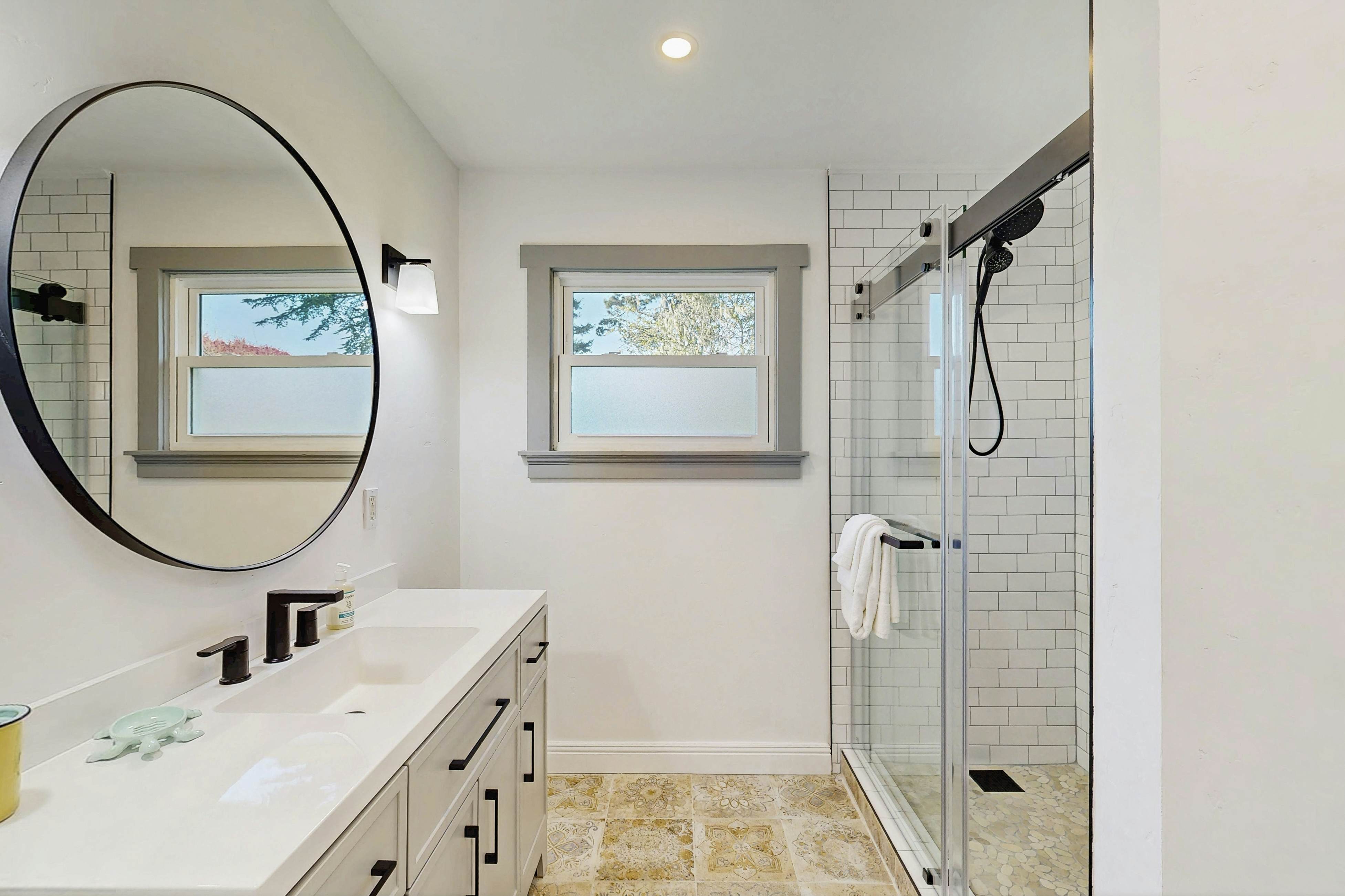 Coastal Cottage: Hot Tub, Yard, Pets Welcome