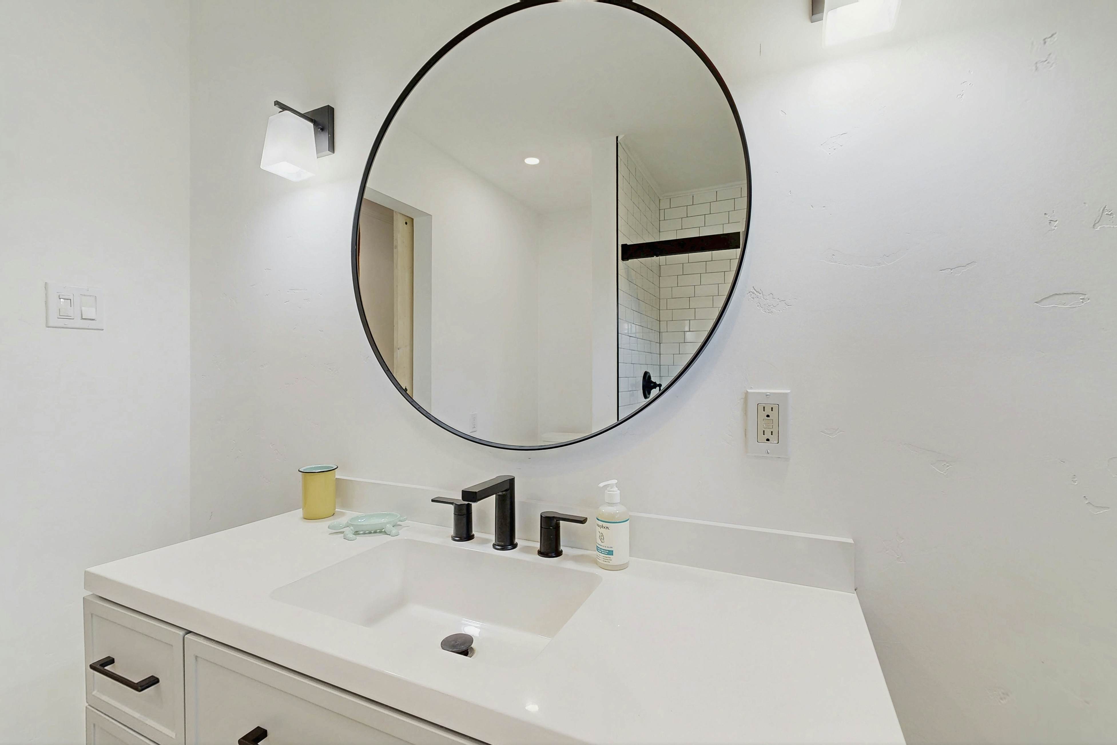 Coastal Cottage: Hot Tub, Yard, Pets Welcome