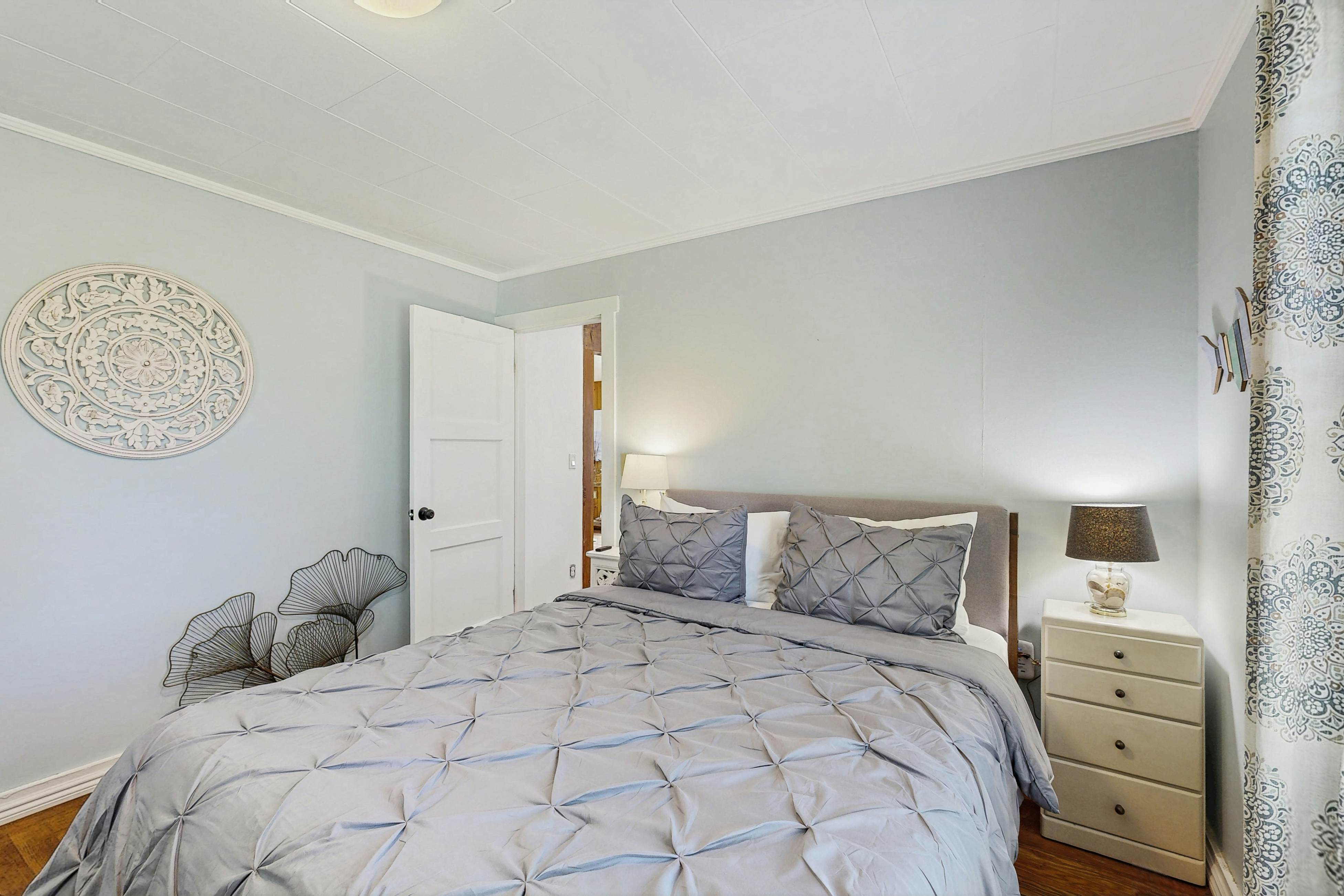 Coastal Cottage: Hot Tub, Yard, Pets Welcome