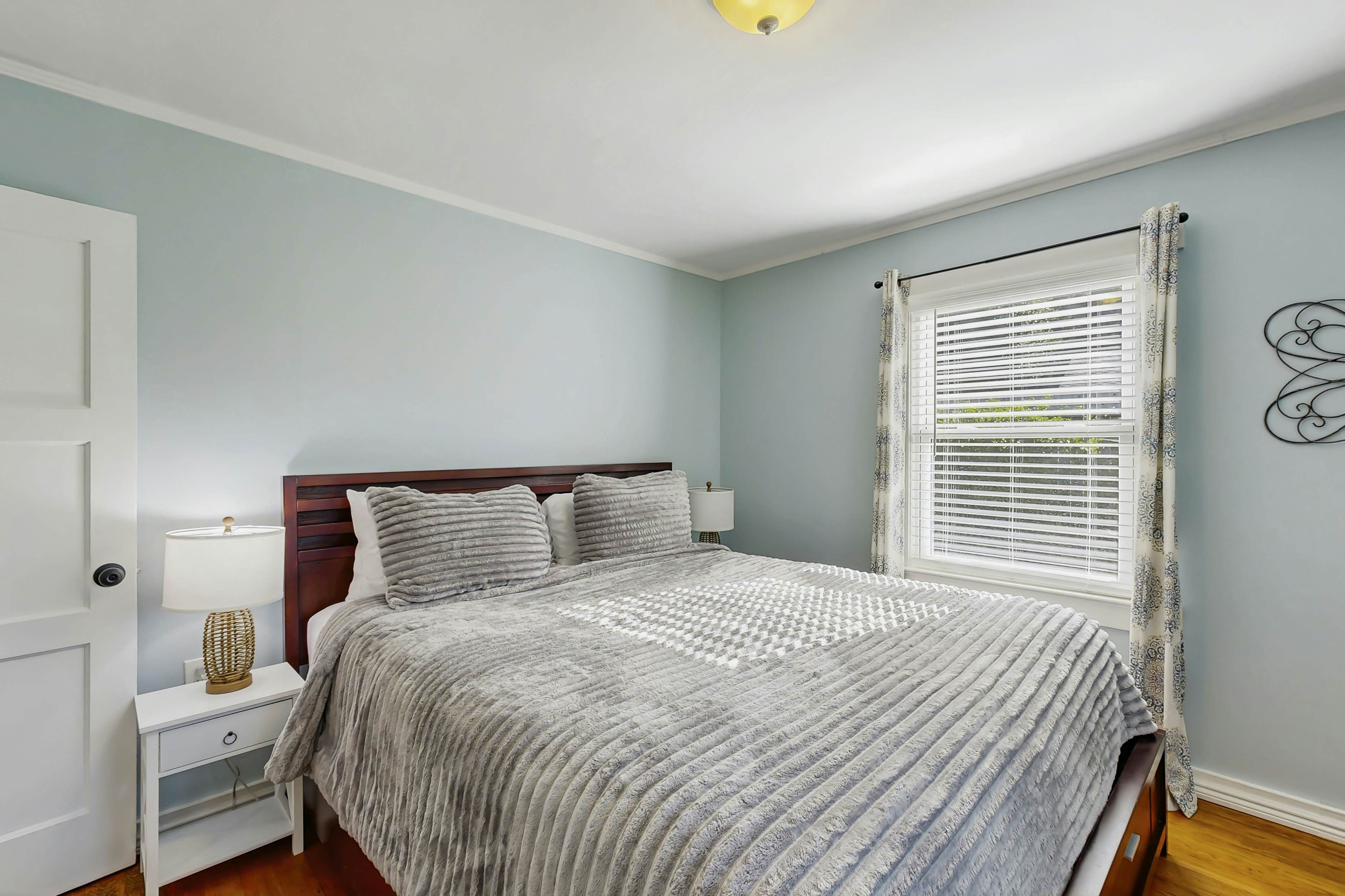 Coastal Cottage: Hot Tub, Yard, Pets Welcome