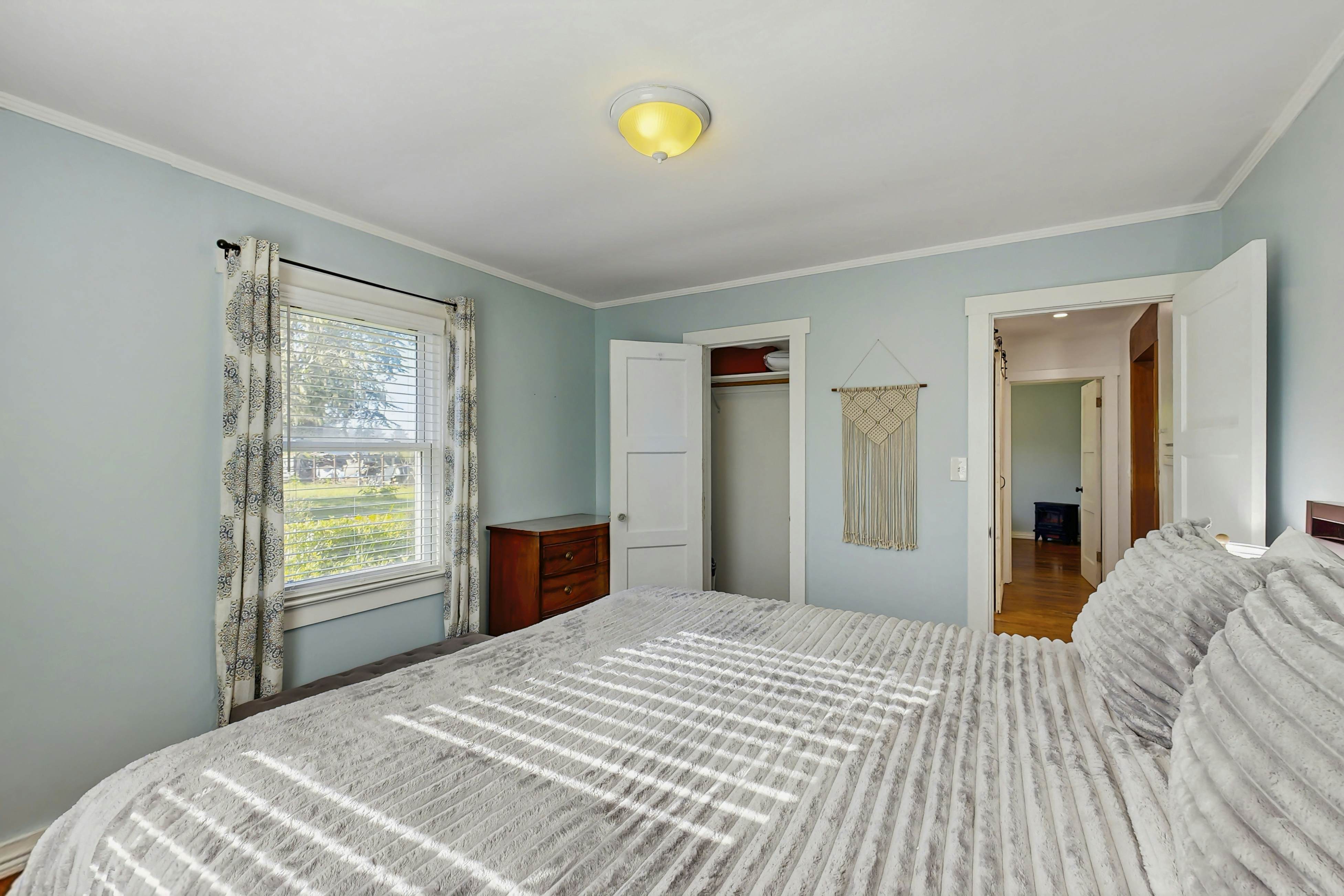 Coastal Cottage: Hot Tub, Yard, Pets Welcome