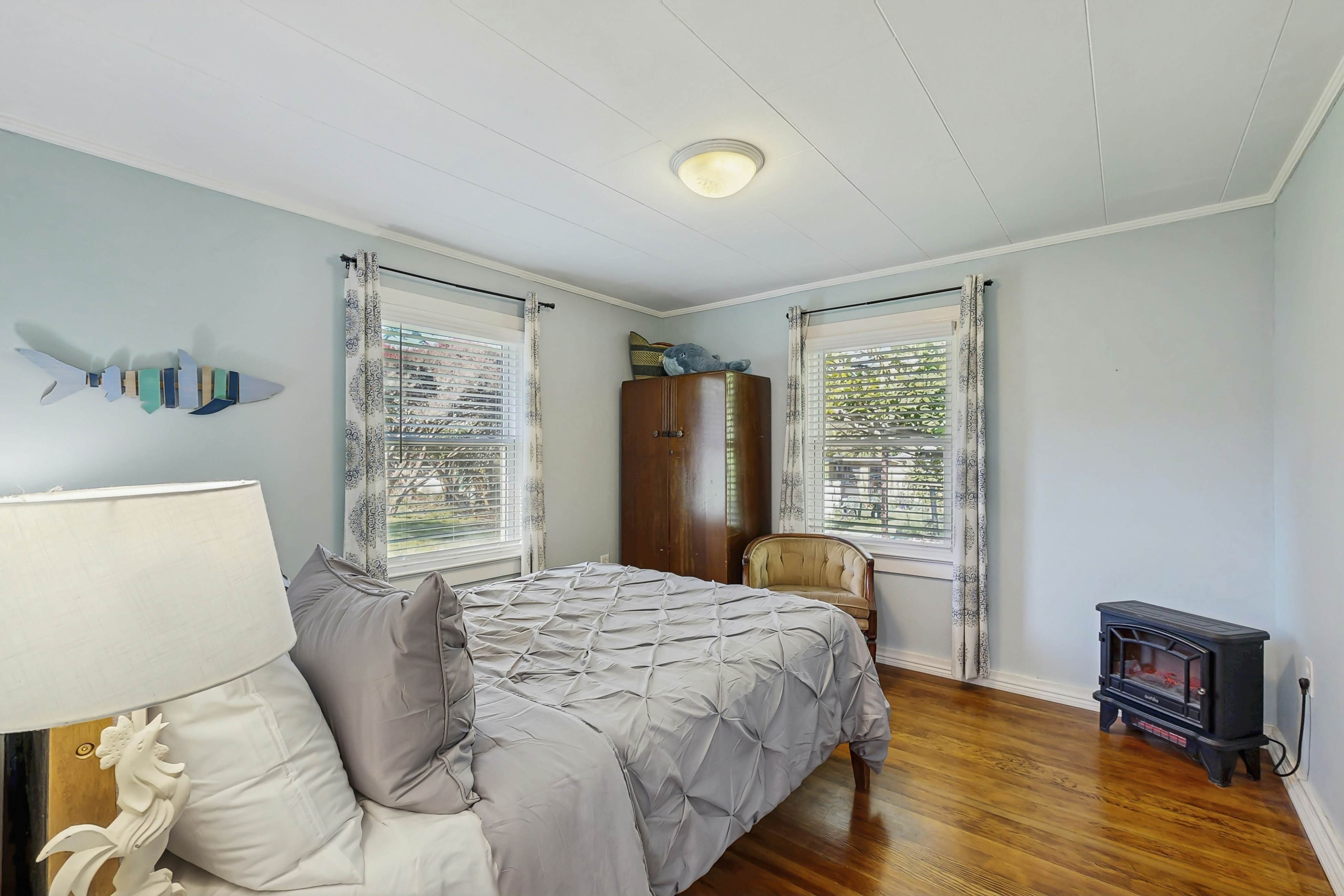 Coastal Cottage: Hot Tub, Yard, Pets Welcome