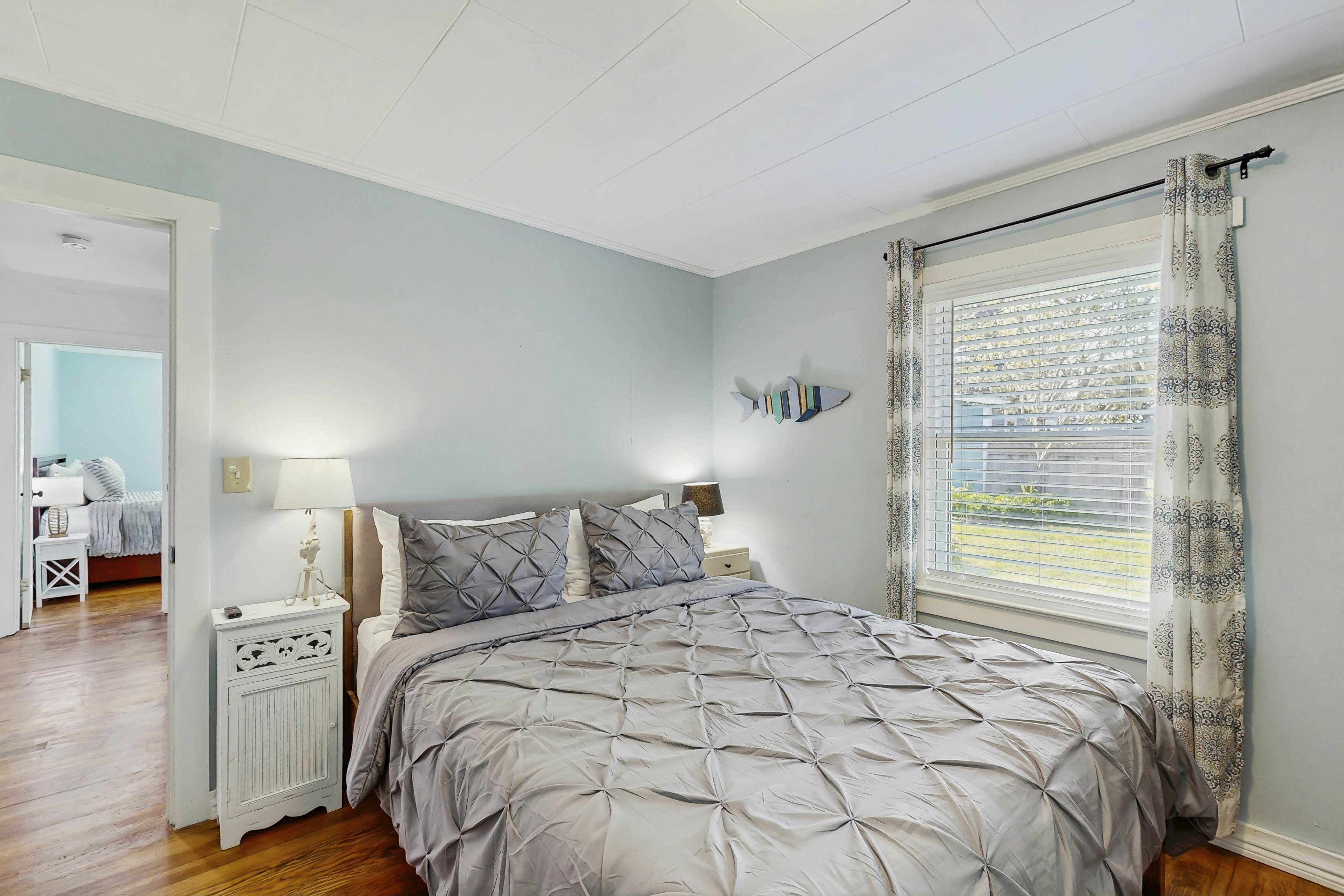 Coastal Cottage: Hot Tub, Yard, Pets Welcome