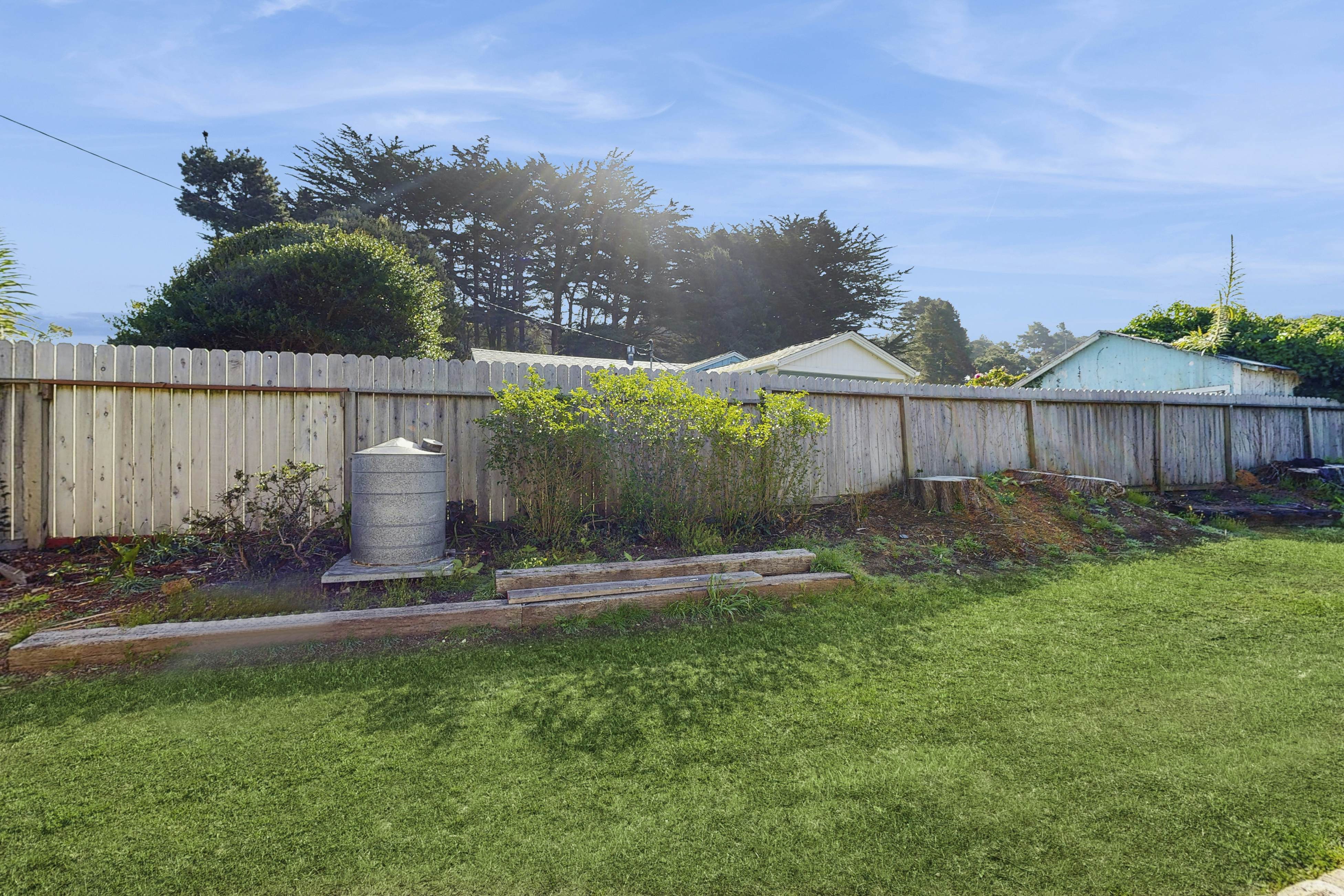 Coastal Cottage: Hot Tub, Yard, Pets Welcome