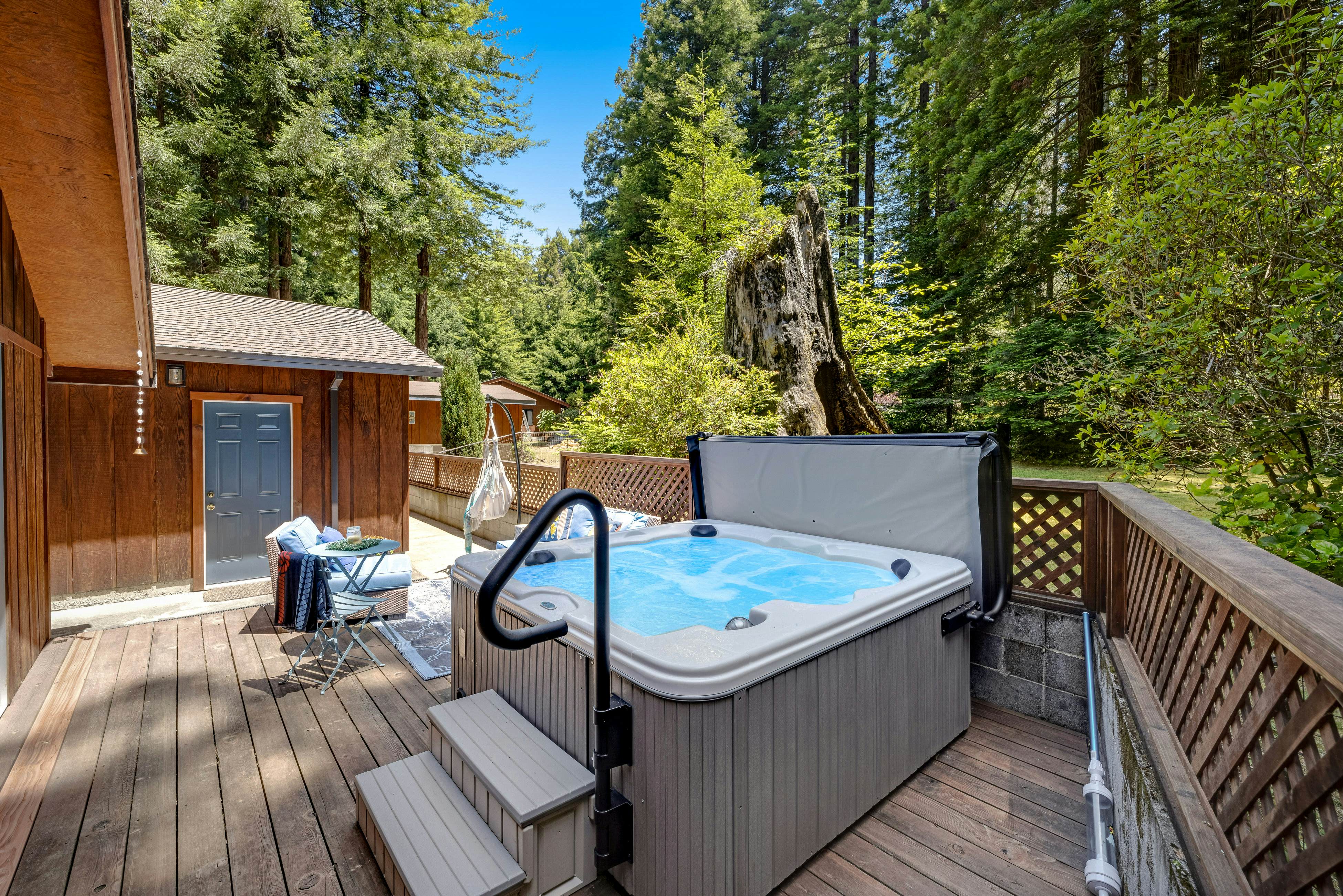 Family Getaway: Hot Tub, Fire Pit & Dog Friendly