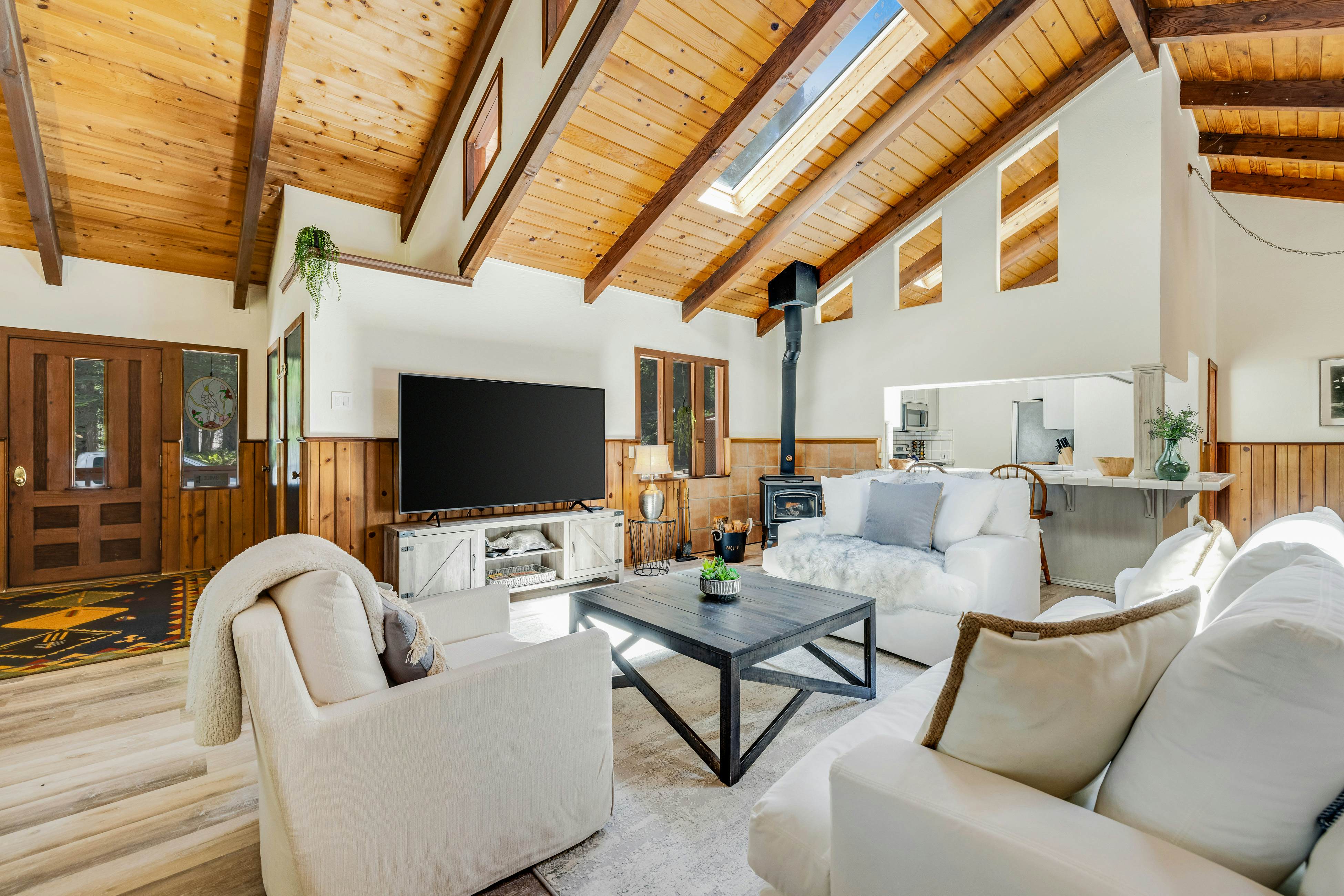 Family Getaway: Hot Tub, Fire Pit & Dog Friendly