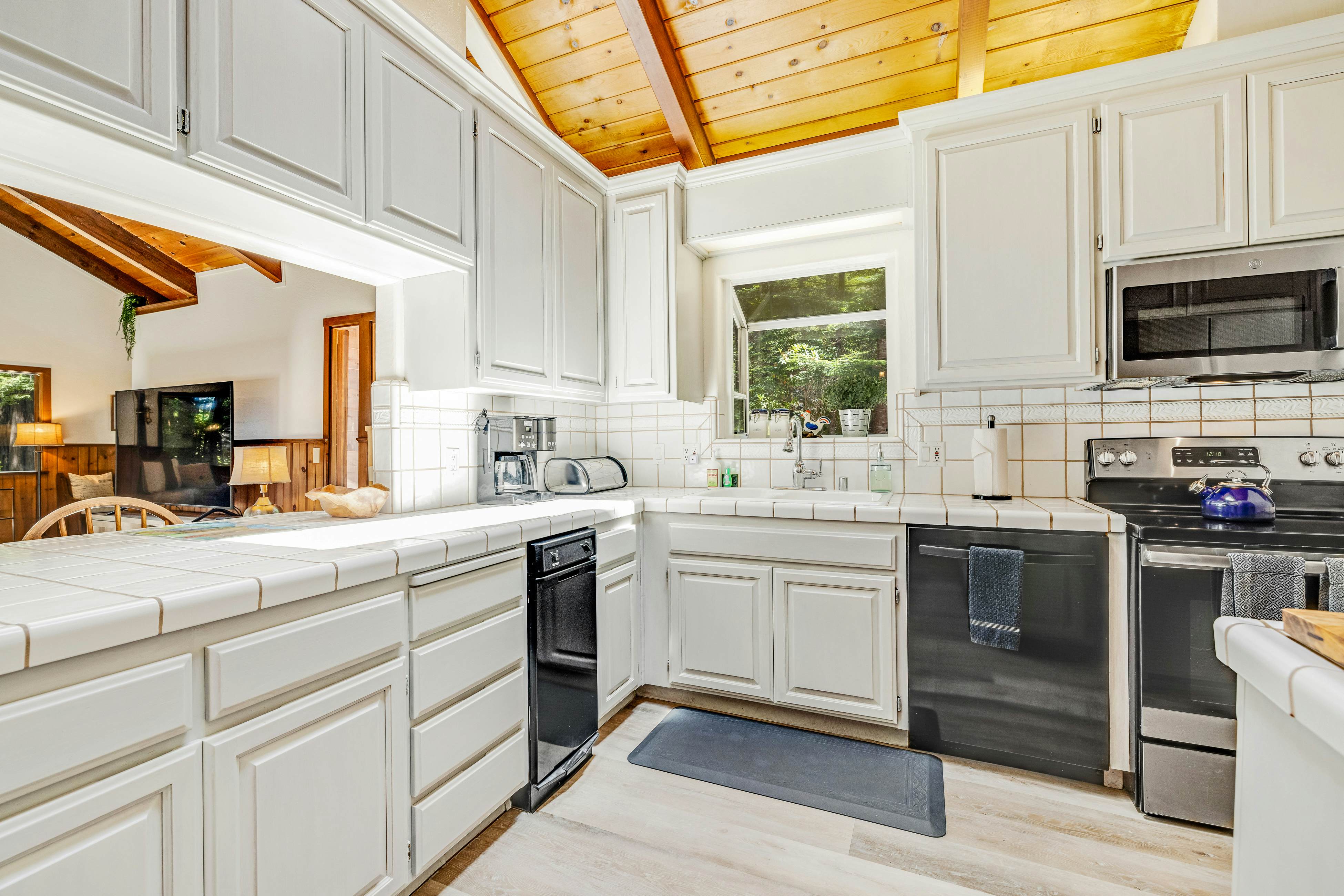 Family Getaway: Hot Tub, Fire Pit & Dog Friendly