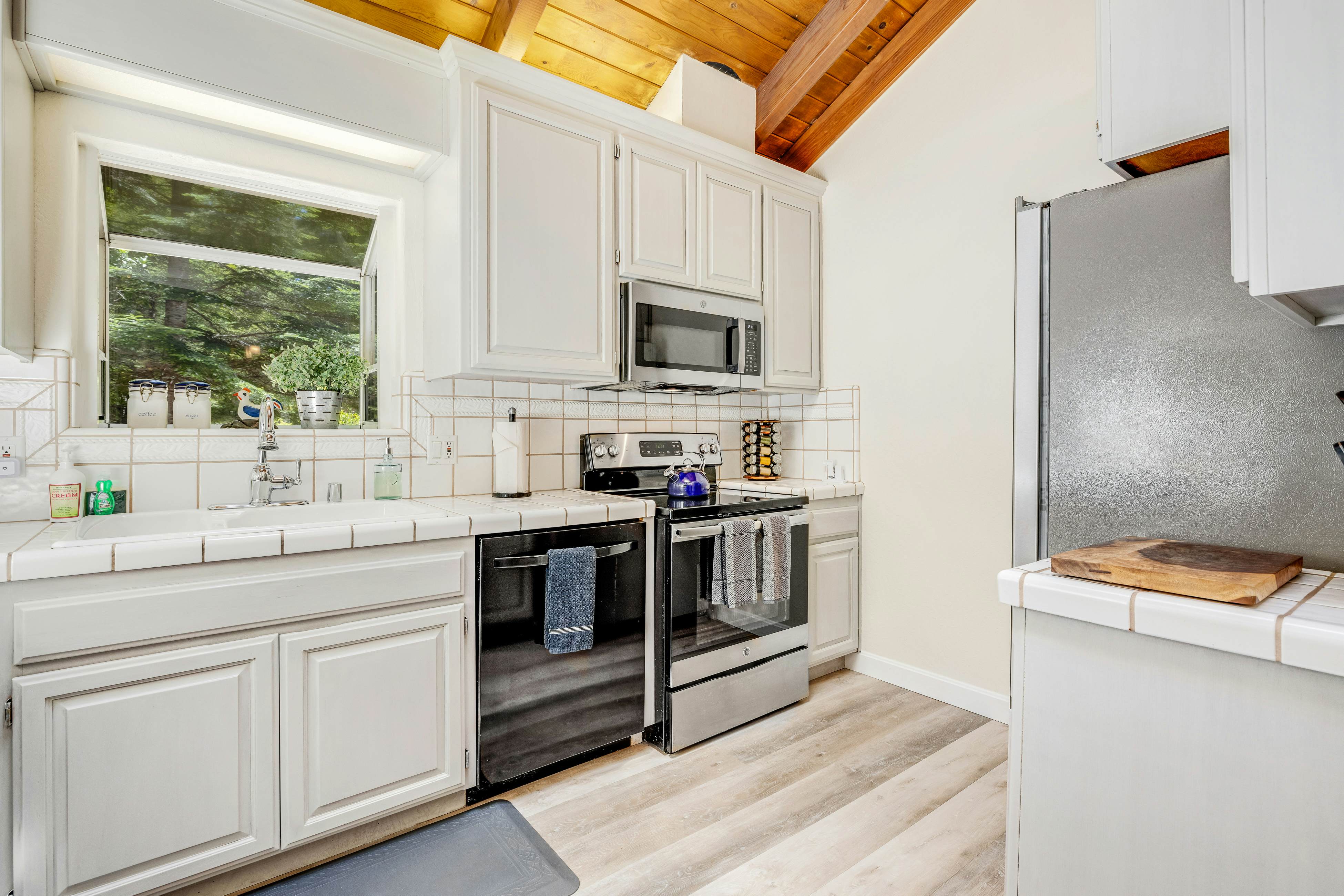 Family Getaway: Hot Tub, Fire Pit & Dog Friendly