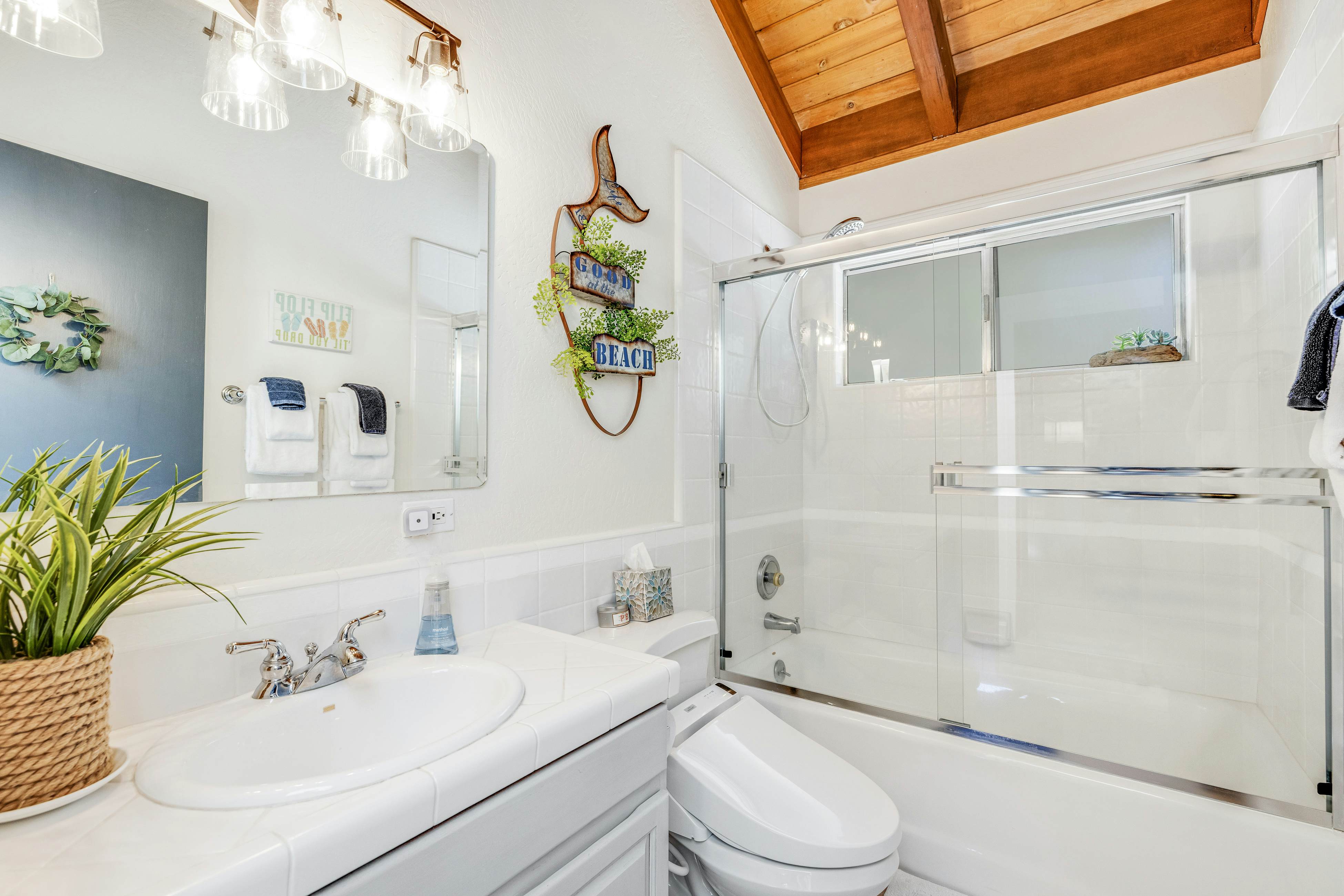 Family Getaway: Hot Tub, Fire Pit & Dog Friendly