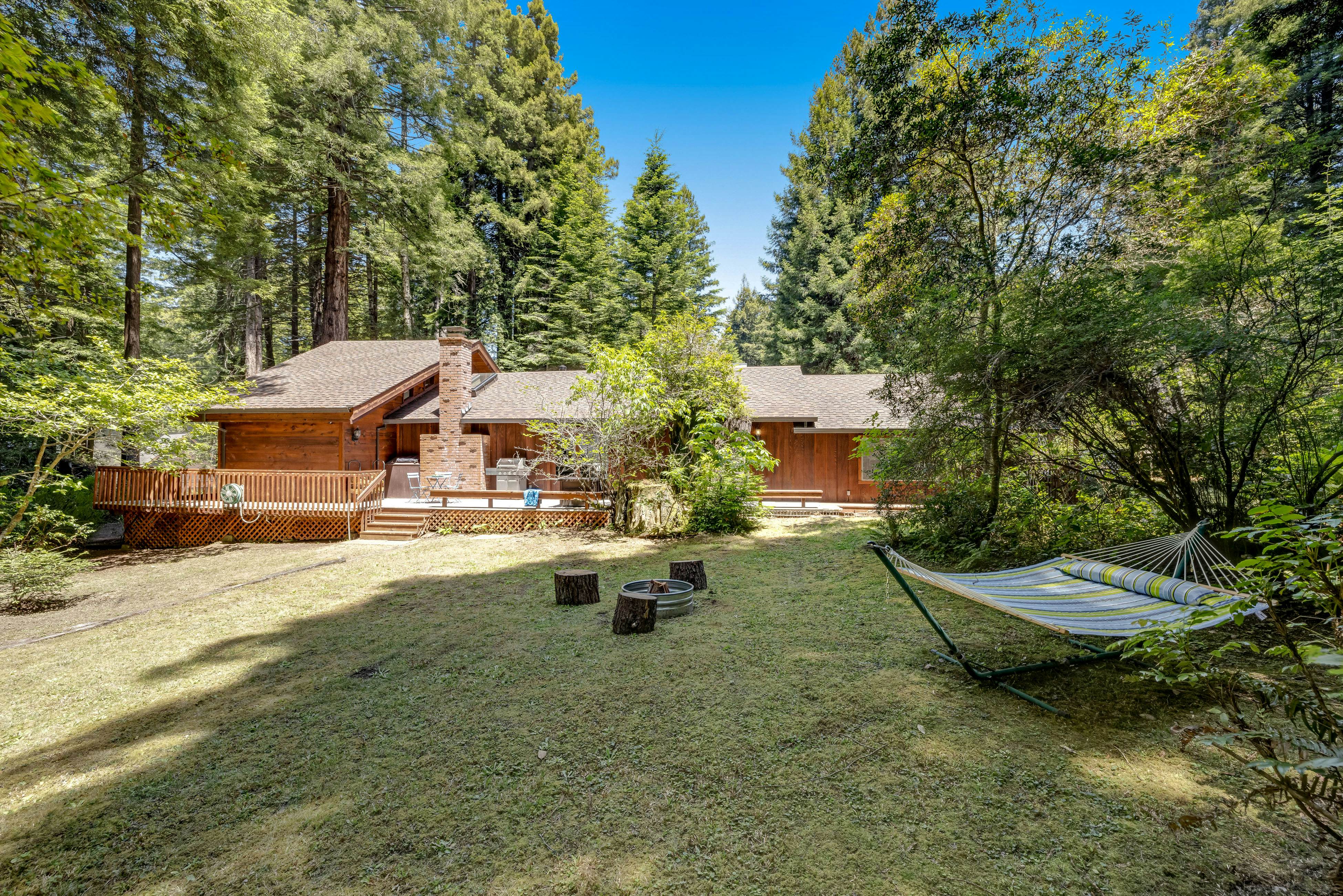 Family Getaway: Hot Tub, Fire Pit & Dog Friendly