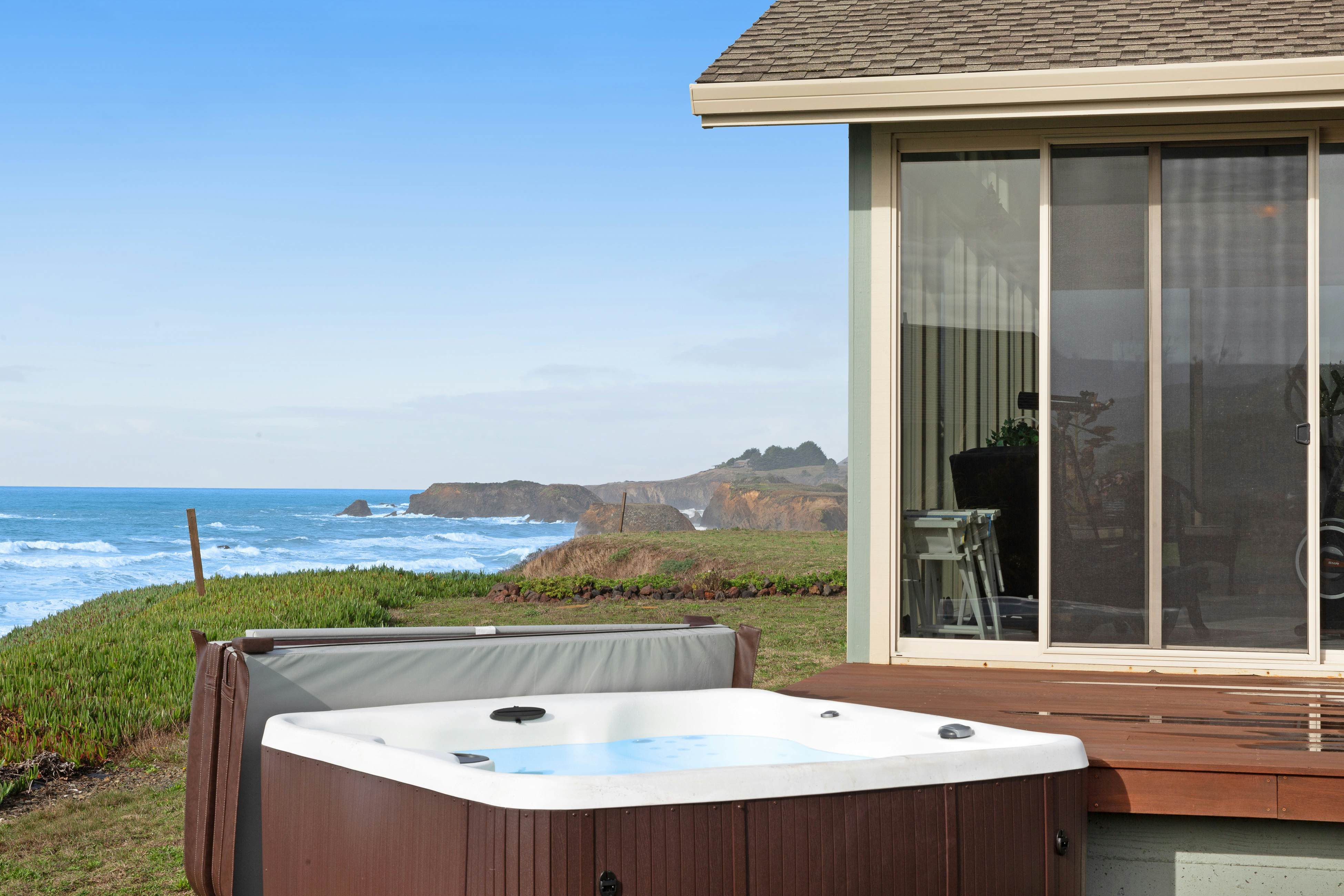 Oceanfront Home on the Bluffs with Hot Tub