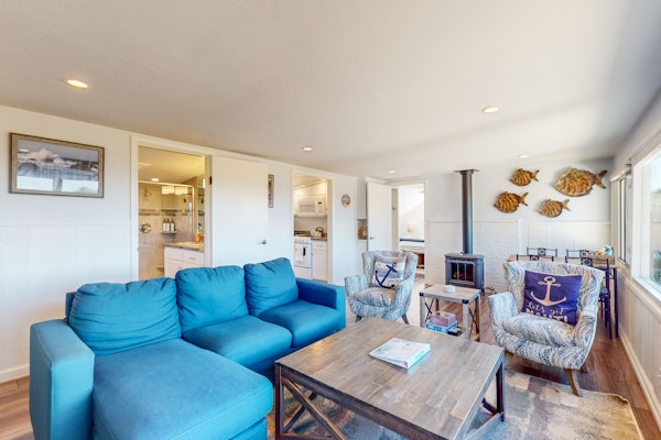 Ocean View Apartment - Beach Access, Yard, Bikes