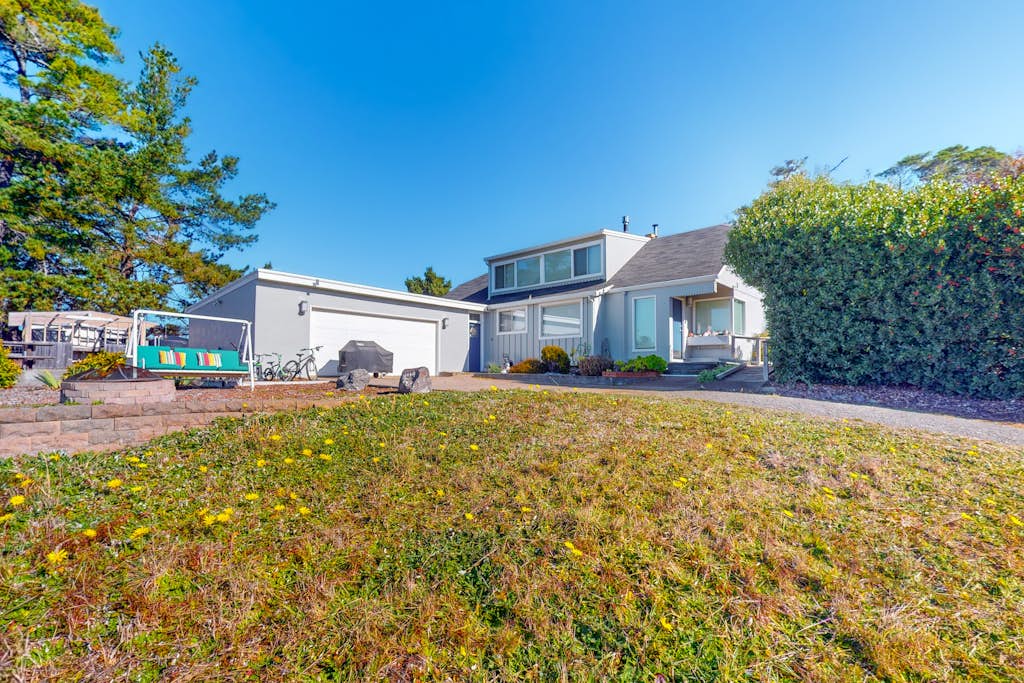 Ocean View Apartment - Beach Access, Yard, Bikes