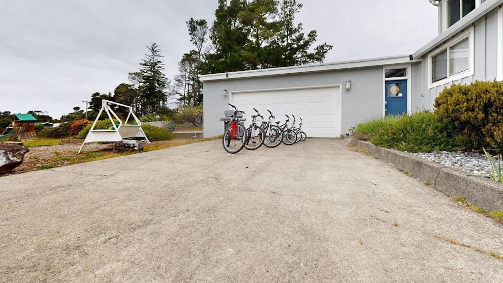 Ocean View Apartment - Beach Access, Yard, Bikes