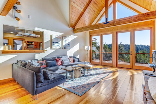 Stunning 3BR with ridge top views and hot tub