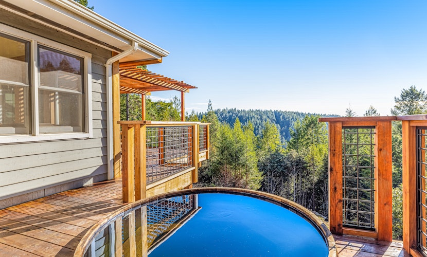 Stunning 3BR with ridge top views and hot tub